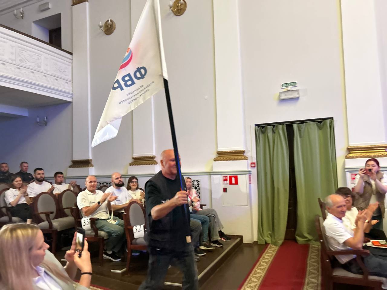Церемония открытия 30-го чемпионата России по воздухоплаванию, который пройдёт в рамках Международной встречи, состоялась в Великих Луках Мероприятие собрало лучших пилотов со всей страны и гостей из ближнего зарубежья. Директор Международной встречи Владимир Орлов подчеркнул полную готовность к проведению соревнований. Также к спортсменам обратился президент Федерации воздухоплавательного спорта России Иван Меняйло. Слово предоставили главному судье соревнований, спортивному директору Евгению Чубарову. После официальной части состоялась творческая постановка, а также выступления с участием коллектива «Жемчужина», артистов воздушной акробатики и вокалистки Варвары Архиповой.