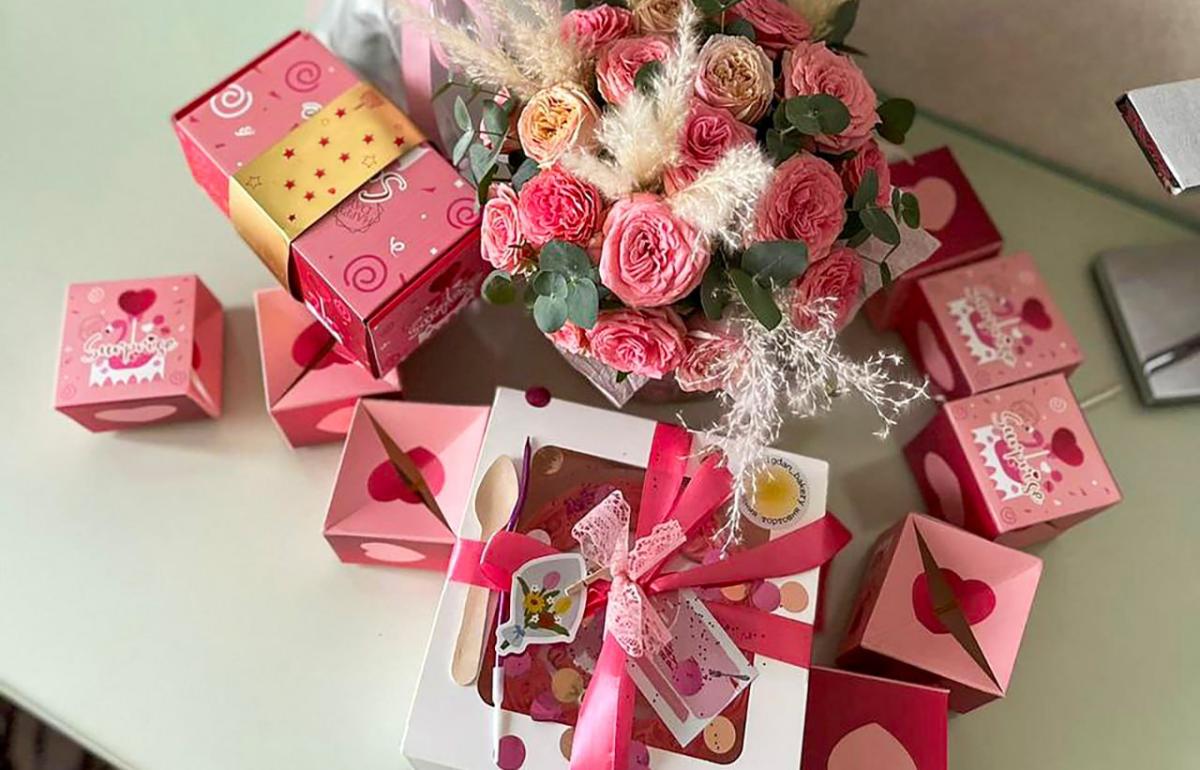 Мошенники в преддверии Дня святого Валентина выманивают данные и деньги россиян под предлогом доставок цветов и акций на шоколад и подарки РИА Новости  Самая популярная схема фейковые доставки цветов или подарков В такой схеме якобы курьер просит смс код для подтверждения заказа однако на самом деле получает доступ к банковским аккаунтам или сервису Госуслуги  Также аферисты создают сайты с акциями на букеты шоколад и подарки якобы по сниженным ценам Как только жертва оплачивает товар аферист крадет данные банковской карты