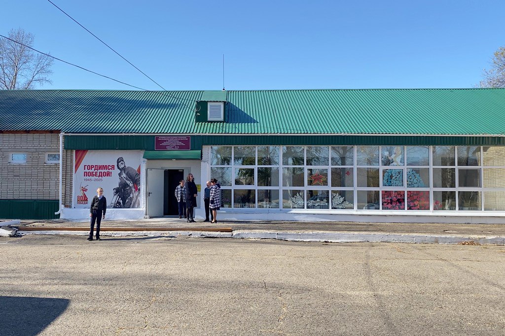 Президентские инициативы преобразуют культурную инфраструктуру ЕАО По нацпроекту Культура в 2024 году в автономии модернизированы 7 библиотек проведен капитальный ремонт в Домах культуры с Песчаное Белгородское п Николаевка Пополнена материально техническая база областного краеведческого музея и музея современного искусства муниципальных музеев В 2025 м по федеральному проекту Семейные ценности Инфраструктура культуры нацпроекта Семья предусмотрен капитальный ремонт культурно досугового центра Железнодорожник в Смидовиче театра кукол Кудесник в Биробиджане Также поддержка рассчитана на укрепление материально технической базы домов культуры и поощрение работников культуры творческой деятельности театров На эти цели предназначено свыше 149 млн рублей Еще более 14 млн пришли в регион по программе социально экономического развития центров экономического роста Подробнее читайте по ссылке   riabir ru 470415