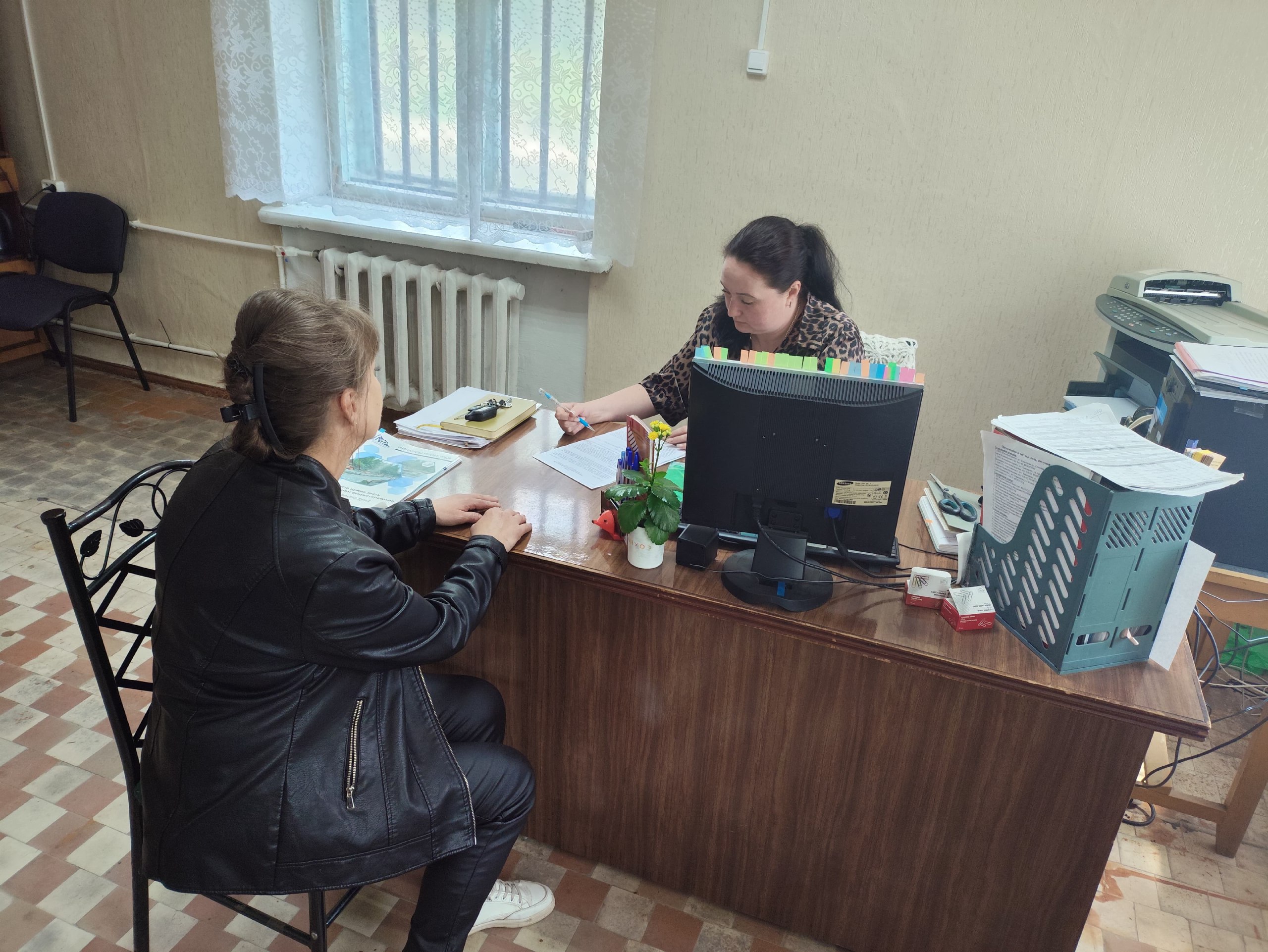 Начальник Управления архитектуры, градостроительства, земельных и имущественных отношений Любовь Седова  провела личный прием граждан в п. Хрустальный.   На прием обращались жители с вопросами:  оформление раннего учтённого права на имущество принадлежащее в собственности граждан;  приватизация муниципального имущества.    С каждым гражданином было отработано индивидуально. Ни один вопрос не остался без внимания.   Некоторые вопросы решались на территории, так как визуальный осмотр территории - это самое лучшее средство в решении поставленных задач.  Такие встречи позволяют оперативно реагировать на проблемы и запросы жителей, обеспечивая открытый диалог между властью и гражданами.    Если у Вас имеются вопросы по имущественным правам, то вы можете обратиться по телефону: 9- 17-99.