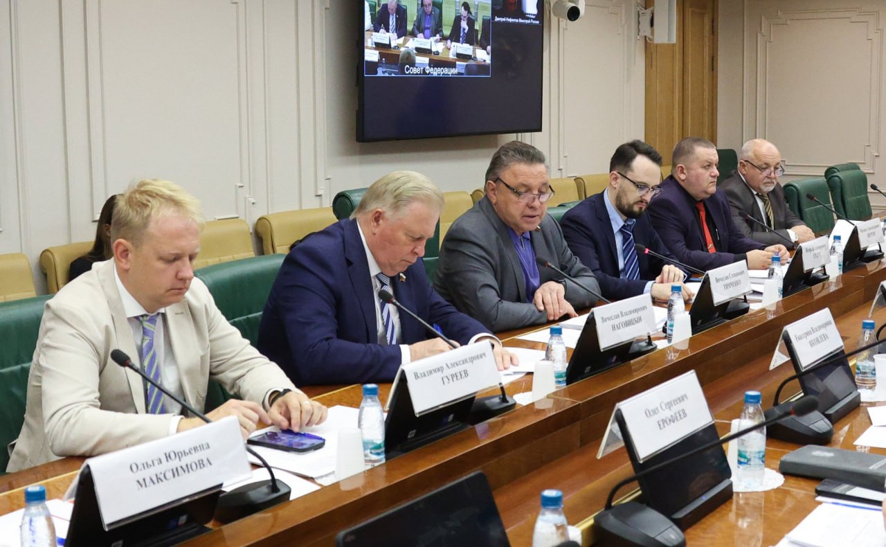 Прошло заседание Комитета СФ по Регламенту и организации парламентской деятельности Главной темой совещания стало рассмотрение предложений по повышению эффективности контрольно-надзорной деятельности в отношениях по обеспечению безопасности при эксплуатации газового оборудования в жилом фонде. Вячеслав ТИМЧЕНКО, председатель Комитета, подчеркнул важность усиления контроля за безопасностью коммунального газоснабжения «Надзор за обеспечением безопасной эксплуатации сетей газопотребления осуществляют региональные органы государственного жилищного надзора. Но их ресурсы ограничены, — отметил парламентарий. — Нужны решения, позволяющие повысить эффективность надзора без избыточных бюджетных затрат». В ходе совещания был также затронут вопрос о внедрении информационной электронной системы риск-ориентированного надзора за деятельностью по обеспечению безопасности коммунального газоснабжения в рамках экспериментального правового режима на территории Самарской области. Единая цифровая платформа на основе искусственного интеллекта будет анализировать получаемую информацию о состоянии газового оборудования в режиме реального времени, оперативно выявляя потенциально опасные ситуации – от изношенного оборудования до неисправных дымоходов. Подробнее на сайте Совета Федерации