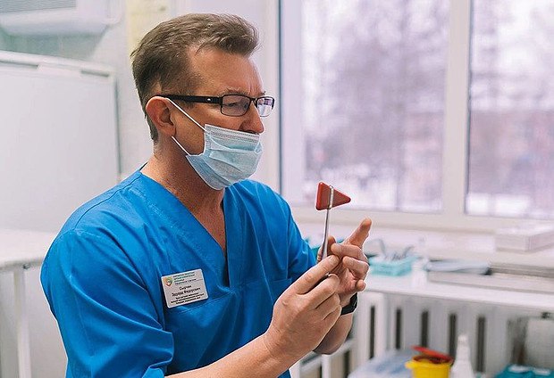 В Кировской областной детской клинической больнице успешно прооперировали 14-летнюю девочку, у которой были обнаружены три крупные кисты, сдавливавшие спинной мозг. Из-за этого девочка испытывала слабость в ногах и не могла ходить без поддержки. После тщательного обследования и МРТ врачи провели сложную операцию, которая длилась около трёх часов. Уже через неделю пациентка была выписана домой, самостоятельно ходит и чувствует себя лучше.