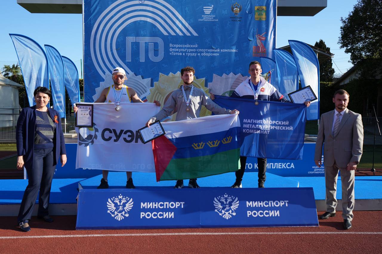 Команда СУЭК-Красноярск вошла в топ-10 лучших команд всероссийского фестиваля ГТО. В состязаниях участвовали почти 400 представителей ведущих российских компаний из 40 регионов России. 4 сотрудника СУЭК-Красноярск показали высокие личные результаты в своих возрастных категориях. «Как и в прошлом году мы в десятке лучших команд и это здорово, есть, конечно, к чему стремиться, — говорит Иван Трикопенко. — По сравнению с соревнованиями 2024 года уровень команд значительно вырос, увеличилось число участников, которые, как и мы стремились показать лучший результат!» Уже через два месяца спортсменам предстоит отстаивать честь Компании на III Всероссийской спартакиаде «Игры титанов». Мероприятие пройдет в Кузбассе и объединит спортсменов предприятий угледобычи, генерации и сервиса со всей России.