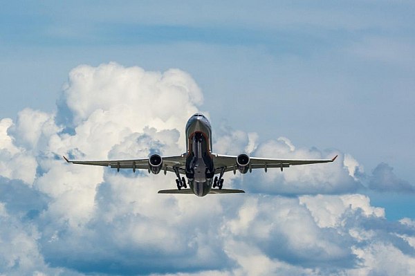 Михаил Мишустин Аэрофлот должен стать драйвером улучшения жизни Компания Аэрофлот должна учитывать обратную связь от пассажиров поскольку ее задача стать драйвером улучшения жизни россиян подчеркнул председатель правительства РФ Михаил Мишустин на встрече с руководителем Аэрофлота Сергеем Александровским Об этом сообщает ТАСС Компания развивается Очень важно постоянно улучшать бизнес процессы на основе обратной связи от пассажиров заметил премьер Именно обратная связь позволяет любой сервисной компании соответствовать тем ожиданиям которые есть у людей у пассажиров И чтобы потребности и людей и экономики обеспечивались качественными перевозками необходимо сделать все в том числе и для реализации стратегии развития Аэрофлота и стать таким драйвером реального повышения качества жизни наших граждан добавил глава кабмина aviaru net n291146