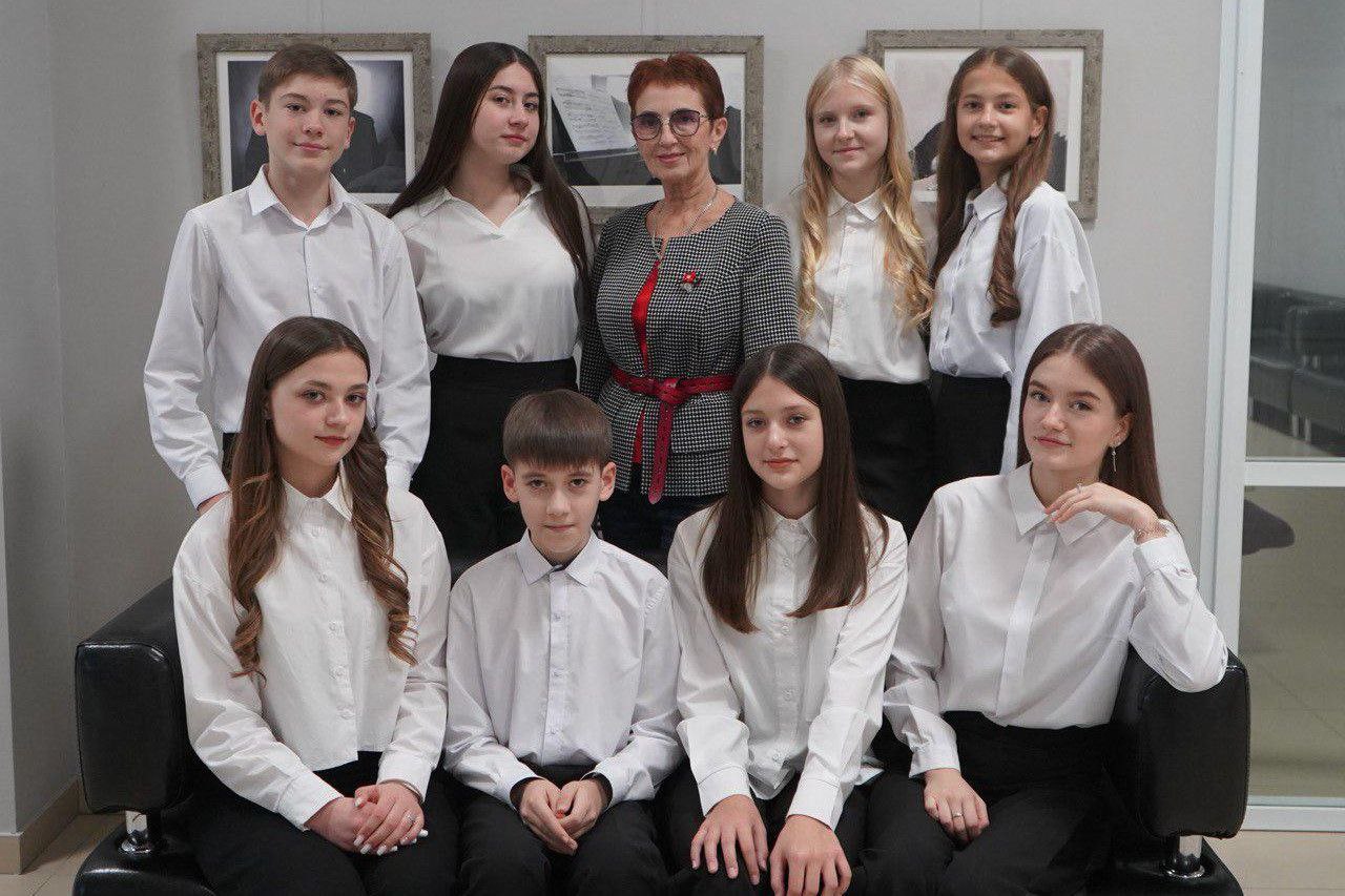 Подписал распоряжение о присуждении премии Губернатора преподавателям сферы культуры. В список вошли 38 педагогов, каждый из них получит по 25 тысяч рублей в знак признания их заслуг и благодарности за труд и преданность делу.  Работу наших преподавателей учреждений культуры мы отмечаем ежегодно, ведь эти люди – настоящие проводники в мир искусства для подрастающего поколения. Именно они вдохновляют ребят на творческие достижения, а культура и искусство Приангарья развиваются.  Среди награжденных – педагоги из Иркутска, Ангарска, Саянска, Черемхово, Братска, Тулуна, Нижнеудинска, а также из поселка Усть-Ордынский, села Хомутово и поселка Молодежный Иркутского района, села Шерагул Тулунского района.   Особо хочу отметить тех, кто в профессии много лет. Например, заслуженный работник культуры Иркутской области, преподаватель Детской школы искусств Саянска с 44-летним стажем Наталья Петровна Воробьева. Она работает в образовательной организации со дня ее основания.   Наталья Петровна воспитала немало лауреатов и дипломантов региональных, международных и всероссийских конкурсов. Образцовый вокальный ансамбль «Экспромт» под ее руководством не раз становился призером молодежных Дельфийских игр России, победителем конкурсов вокального мастерства, которые проходили в Иркутске, Перми, Москве, Казани.  В некоторых учебных заведениях премии получат сразу несколько преподавателей. Например, в Детской школе искусств города Саянска их будет шесть. Также награды получат по три педагога в Иркутском областном музыкальном колледже имени Фредерика Шопена, Иркутском театральном училище имени В. К. Венгера, Иркутской Детской школе искусств №9.