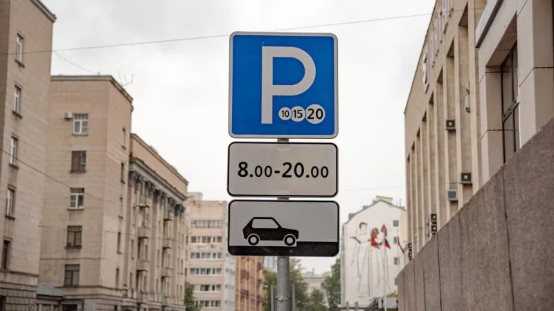 В Новосибирске планируют организовать ещё 1 5 тысячи платных парковочных мест Их запуск намечен до конца 2026 года Начальник департамента дорожно благоустроительного комплекса мэрии Александр Стефанов отметил что в 2025 году городской бюджет получил 65 миллионов рублей от работы платных парковок Власти решили продолжить развитие платных парковочных пространств Новые места появятся на улицах Богдана Хмельницкого Семьи Шамшиных Депутатской Серебренниковской Ленина Кирова Всего в Новосибирске напомним действуют 2237 платных парковочных мест
