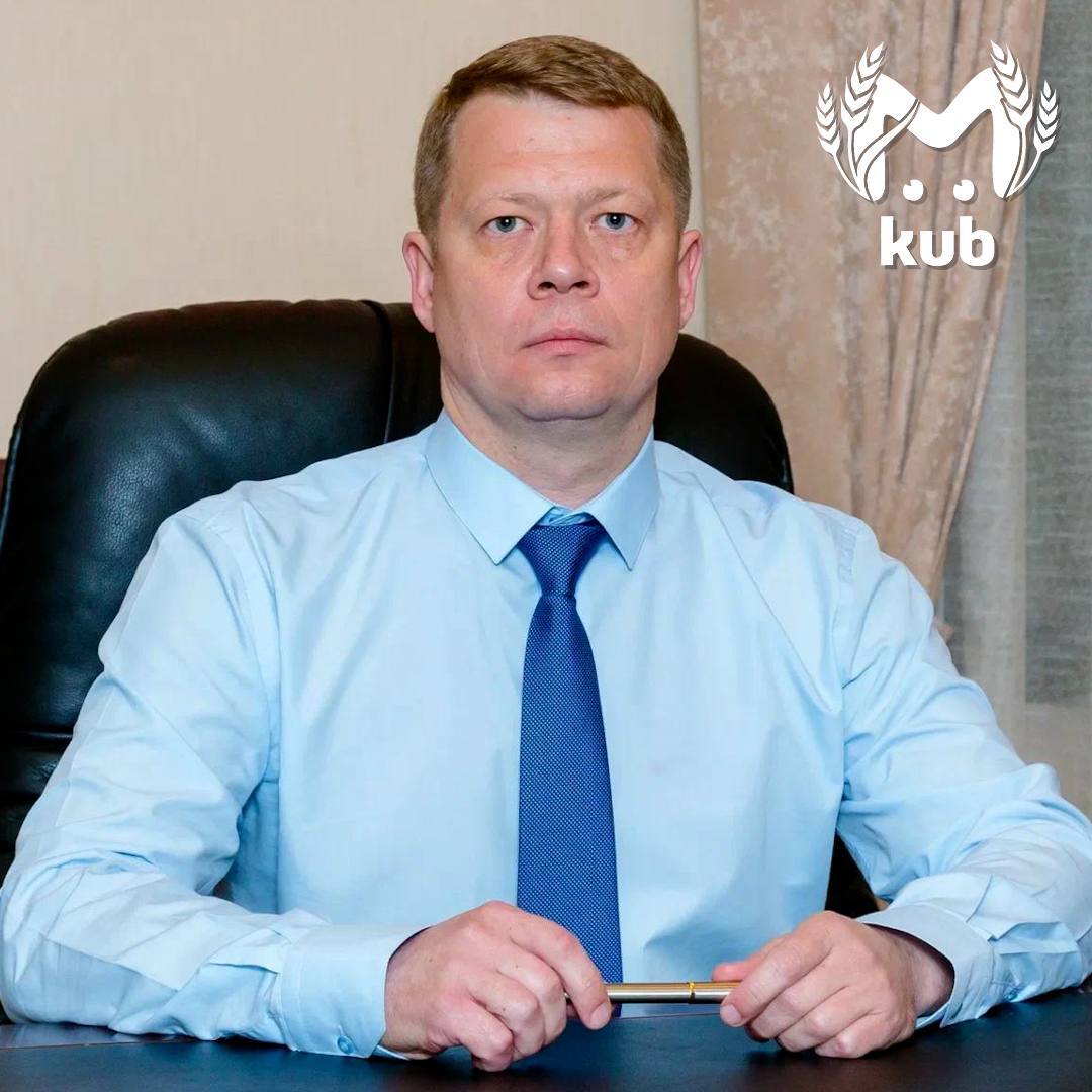 Обыски прошли у министра траспорта Краснодарского края Алексея Переверзева По информации Kub Mash после задержания его замов у следователей возникли вопросы и к самому министру Речь идет о госконтрактах на обслуживание дорог В том числе и тех которые выигрывала Стройюгрегион Ее владелец Александр Карпенко стал одним из ответчиков в иске Генпрокуратуры по делу экс депутата Госдумы Анатолия Вороновского Следствие утверждает что он Карпенко и их сообщники создали схему по распределению господрядов на дорожные работы между нужными им компаниями Теперь прокуроры требуют изъять у депутатов и их сообщников незаконно нажитое имущество При этом назначение Алексея Перверзева на пост министра транспорта по материалам дела лоббировал сам Вороновский Переверзев также проходит одним из ответчиков по этому иску Наш канал в МАХ   ЧП Краснодара и края