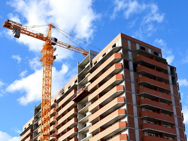 В Узбекистане решается судьба 38 тысяч незаконно построенных квартир В Узбекистане продолжает разворачиваться масштабная кампания по легализации и аудиту объектов недвижимости возведенных с нарушениями градостроительных норм В ходе открытого диалога с представителями бизнес сообщества министр строительства и жилищно коммунального хозяйства Шерзод Хидоятов обнародовал текущую статистику по так называемому теневому рынку жилья Согласно озвученным данным начиная с периода 2018 2019 годов и по сегодняшний день в республике было выявлено порядка 38 тысяч квартир имеющих статус незаконных построек Ситуация осложняется тем что значительная часть этих квадратных метров уже находится в обороте Многое уже было продано населению констатировал глава ведомства подчеркивая социальную значимость проблемы Речь идет не просто о пустующих коробках а о жилых площадях в уже эксплуатируемых или находящихся на финальной стадии строительства домах где зачастую проживают люди не подозревающие о юридических дефектах своей собственности В своем выступлении Хидоятов детально остановился на классификации нарушений которые переводят объект в разряд нелегальных Основной массив проблем связан с бюрократическим нигилизмом застройщиков В перечень критических критериев по словам министра входят начало строительных работ без оформления прав на земельный участок или соответствующего решения хокима игнорирование процедуры рассмотрения проекта на Архитектурно градостроительном совете а также отсутствие положительного заключения государственной экспертизы Последний пункт особенно важен так как именно экспертиза подтверждает безопасность конструкций Кроме того многие объекты не прошли обязательную регистрацию в Инспекции по контролю в сфере строительства и ЖКХ при Кабинете министров Для решения накопившихся проблем правительством сформирована специальная рабочая группа Механизм легализации или принятия решений по этим 38 тысячам квартир представляет собой сложную многоступенчатую процедуру Сначала представители группы выезжают непосредственно на объекты для первичного осмотра Ключевой этап оценка сейсмоустойчивости зданий что критично для нашего региона К процессу подключены профильные проектные институты и опытные инженеры конструкторы которые проводят инструментальное техническое обследование Только после получения подтверждения надежности несущих конструкций комиссия переходит к рассмотрению документальных вопросов и определению штрафных санкций за допущенные отклонения ТГ канал UzbekDevelopment