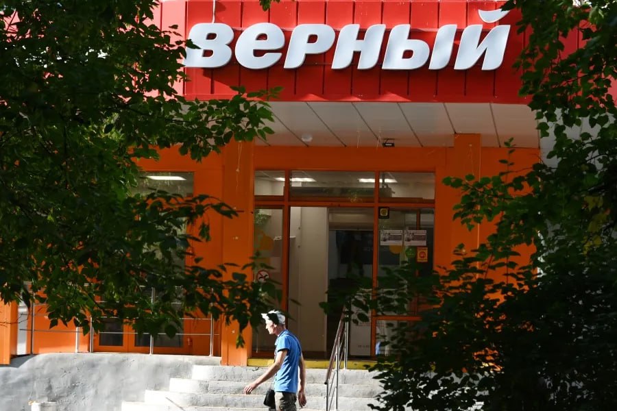Основатель сети Верный ищет покупателя на бизнес в 1 2 тыс магазинов В качестве потенциальных приобретателей рассматриваются крупнейшие торговые операторы   Операционная структура ООО Союз святого Иоанна Воина показала по итогам 2024 года 136 9 млрд руб выручки прибавив 10 6 Чистая прибыль подскочила почти втрое достигнув 616 млн руб следует из данных СПАРК За первое полугодие 2025 го Верный занял 16 ю строчку среди крупнейших FMCG ритейлеров России Infoline оборот составил 74 9 млрд руб 14 4 Аналитики фиксируют ускорение экспансии за девять месяцев запущено 75 магазинов вдвое больше чем за весь предыдущий год Руководитель департамента M A BGP Capital Иван Пешков оценил актив в 30 35 млрд руб с учетом долговой нагрузки Он полагает что речь идет о продаже всей сети целиком частичная реализация потребует перезаключения арендных контрактов и реорганизации что спровоцирует требования кредиторов и поставщиков Infoline называет цифру 25 млрд руб Наиболее подходящим покупателем Пешков видит Ленту у Магнита и X5 Group слишком много пересечений по локациям что снижает привлекательность актива Инк медиа для предпринимателей
