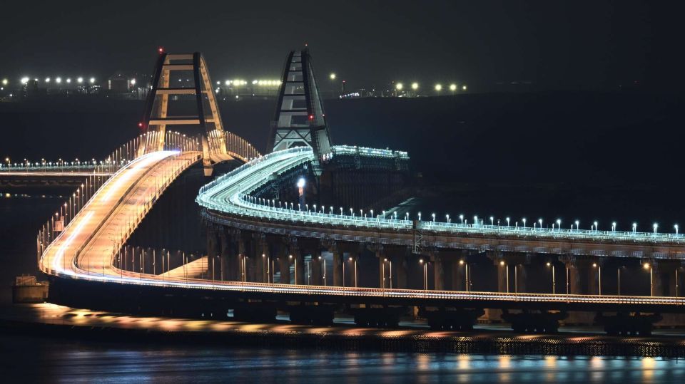 Крымский мост сейчас обстановка после приостановки движения СИМФЕРОПОЛЬ 10 янв РИА Новости Крым Крымский мост после временного закрытия проезда утром в субботу свободен для проезда со стороны Керчи и Тамани Об этом сообщает Telegram канал оперативной информации о ситуации на мостовом переходе Движение по мостовому переходу было приостановлено в 4 31 Запрет действовал более получаса С обеих сторон Крымского моста затруднений в проезде к пунктам ручного досмотра нет говорится в сообщении Мост периодически закрывают из соображений безопасности транспортный переход является стратегическим объектом его безопасность имеет первостепенное значение Альтернативный маршрут связывающий полуостров в материком сухопутный проходит через новые регионы России Он безопас Подробнее