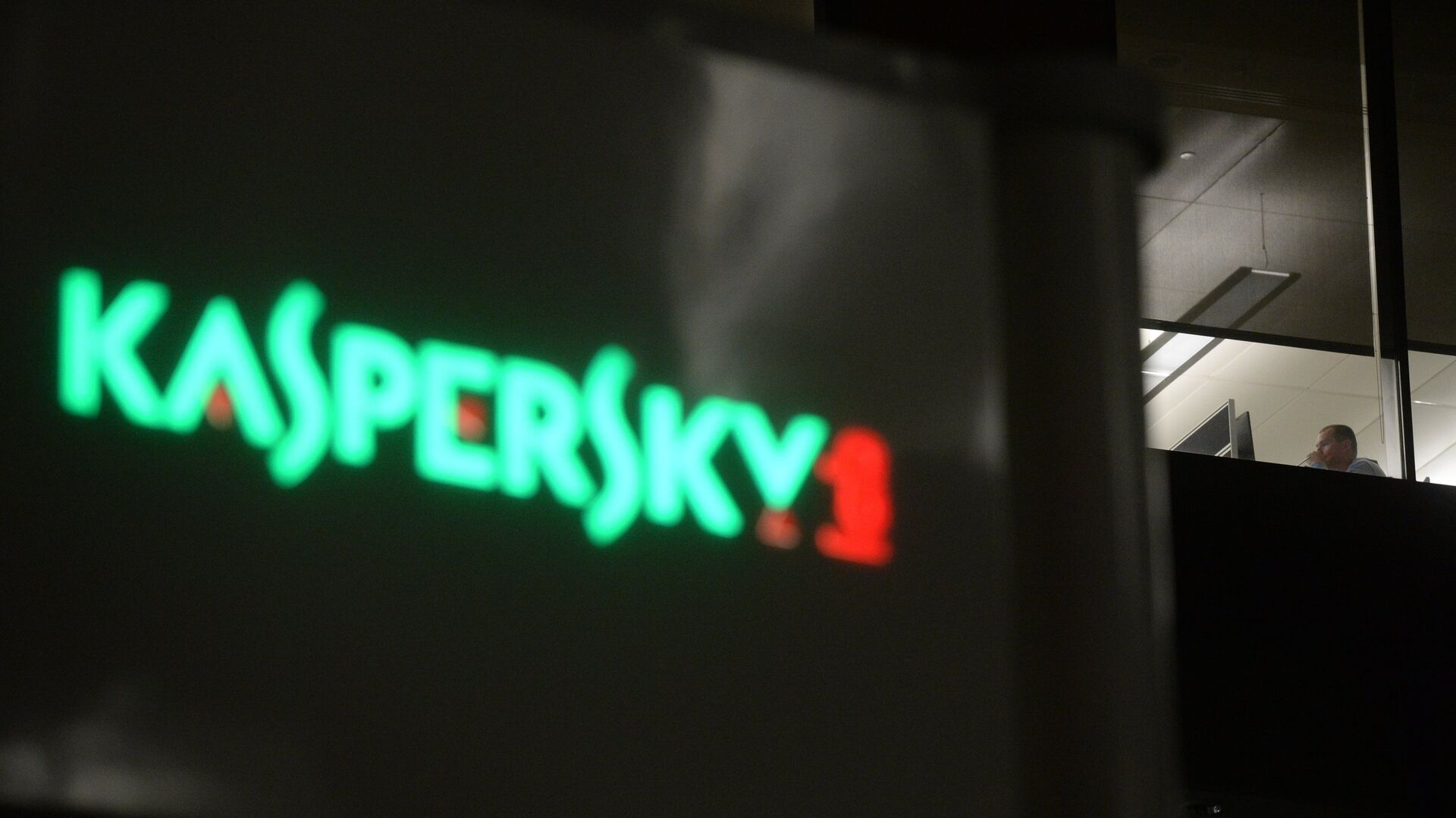 «Лаборатория Касперского» занимается проработкой смартфона на базе KasperskyOS, компания уже внедрила в него мессенджер Telegram и почту. По словам директора по исследованиям и разработке компании Антона Иванова, на данный момент существует прототип, созданный в рамках исследовательского проекта. «Лаборатория Касперского» выпустила собственный магазин приложений Appicenter «Пока идёт его активная проработка. Мы внедрили Telegram, почту, работу с документами — полноценный офисный пакет», — цитирует его РИА Новости. Ранее в «Лаборатории Касперского» заявили, что в устройствах с Android мог быть новый троян Necro. Также в Kaspersky отмечали, что Россия уже 2,5 года остаётся самой атакуемой хакерами страной в мире.