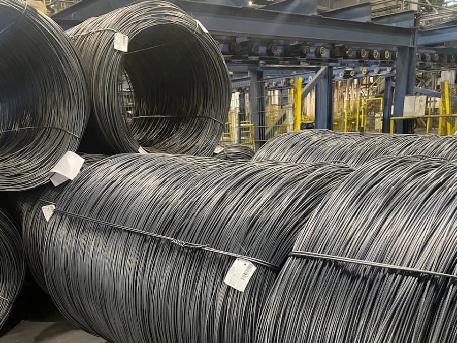 Промсорт Урал впервые в России произвел горячекатаную арматуру 5 мм При подготовке производства нового вида сортового проката специалисты завода разработали новую калибровку построили оригинальную схему нарезки калибров подобрали и заказали необходимый режущий инструмент Применение этой продукции поможет потребителям снизить себестоимость строительно монтажных работ за счет сокращения металлоемкости Ранее такой тип арматуры на других российский предприятиях производился только методом холодной деформации Подробнее   Подпишись на MASHNEWS