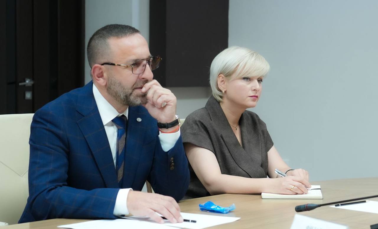 Борис Джанаев: Школа креативных индустрий станет творческой площадкой для раскрытия талантов подрастающего поколения республики  Школа креативных индустрий откроется в этом году в Северной Осетии. Ее создадут на базе Республиканского лицея искусств в рамках федерального проекта «Придумано в России» и при поддержке Министерства культуры Российской Федерации. Этапы реализации проекта обсудили на совещании под руководством Председателя Правительства РСО – Алания Бориса Джанаева.   Школа станет площадкой дополнительного образования для школьников 5-11 классов. Предполагается открыть специализированные студии: звукорежиссуры, фото и видеопроизводства, дизайна и электронной музыки. Количество обучающихся в первый год работы творческой площадки составит 80 человек.  Подробнее читайте на нашем сайте.   #alaniagov #севернаяосетия #алания #правительстворсоа