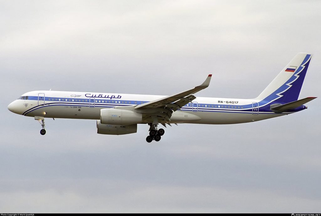 Третий лишний S7 подписалась на 100 Ту 214 без бортинженеров Авиакомпания S7 Airlines подписала трёхсторонний меморандум с ОАК и ГТЛК по поставке 100 самолётов Ту 214 начиная с 2029 года Стоит подчеркнуть что это не твёрдый контракт а меморандум о сотрудничестве то есть соглашение о намерениях как говорится стороны договорились договариваться Такое подписание никого ни к чему не обязывает это что то из серии давайте обсуждать как ОАК будет выпускать самолёты а ГТЛК сдавать их в лизинг S7 Airlines Первый меморандум на эту тему был подписан ещё в 2024 году Тем не менее определённая конкретика есть например конфигурация салона который будет вмещать 213 пассажиров что потребует дополнительной сертификации типа сейчас пассажировместимость ограничена 210 креслами в одноклассной компоновке Однако самое интересное это двухчленная кабина об этом FrequentFlyers ru рассказал источник близкий к рабочим группам То есть третий член экипажа бортинженер больше не потребуется что избавит Ту 214 от одного из ключевых недостатков по сравнению с другими самолётами похожими по ряду лётно технических характеристик Airbus A321 и Boeing 757 200 Ничего принципиально сложного в этом нет вариант Ту 204СМ с двухчленным экипажем и 222 пассажирами в одноклассной компоновке совершил первый полёт ещё в 2010 году тогда у него была частично импортная авионика Однако уже к 2013 году её импортозаместили именно тогда Ростех выпустил пилотажно навигационный комплекс ПНК 204 Ту 204СМ от Ту 214 он отличается в первую очередь чуть меньшим максимальным взлётным весом установка более современного БРЭО на Ту 214 вопрос в первую очередь сертификационный а не технический поскольку самолёты конструктивно очень близки Полный цикл эксплуатации самолетов будет обеспечен компаниями S7 Group инжиниринговый центр S7 Technics станет авторизованным партнером для технического обслуживания нового типа воздушных судов а учебный центр S7 Training для реализации полного цикла подготовки летных экипажей и наземного персонала Альтернатив у S7 не так много МС 21 будет получать преимущественно группа Аэрофлот При этом средний возраст летающего флота S7 т е без учёта A320 A321neo в 2029 году приблизится к 20 годам от вечеринок для тиктокеров на борту молодеют только пассажиры но не самолёты Ранее S7 уже летала на Ту 204 борт RA 64011 эксплуатировался в 2001 2006 гг RA 64017 с 1999 по 2007   www frequentflyers ru 2026 02 04 s7 214 details frequentflyers