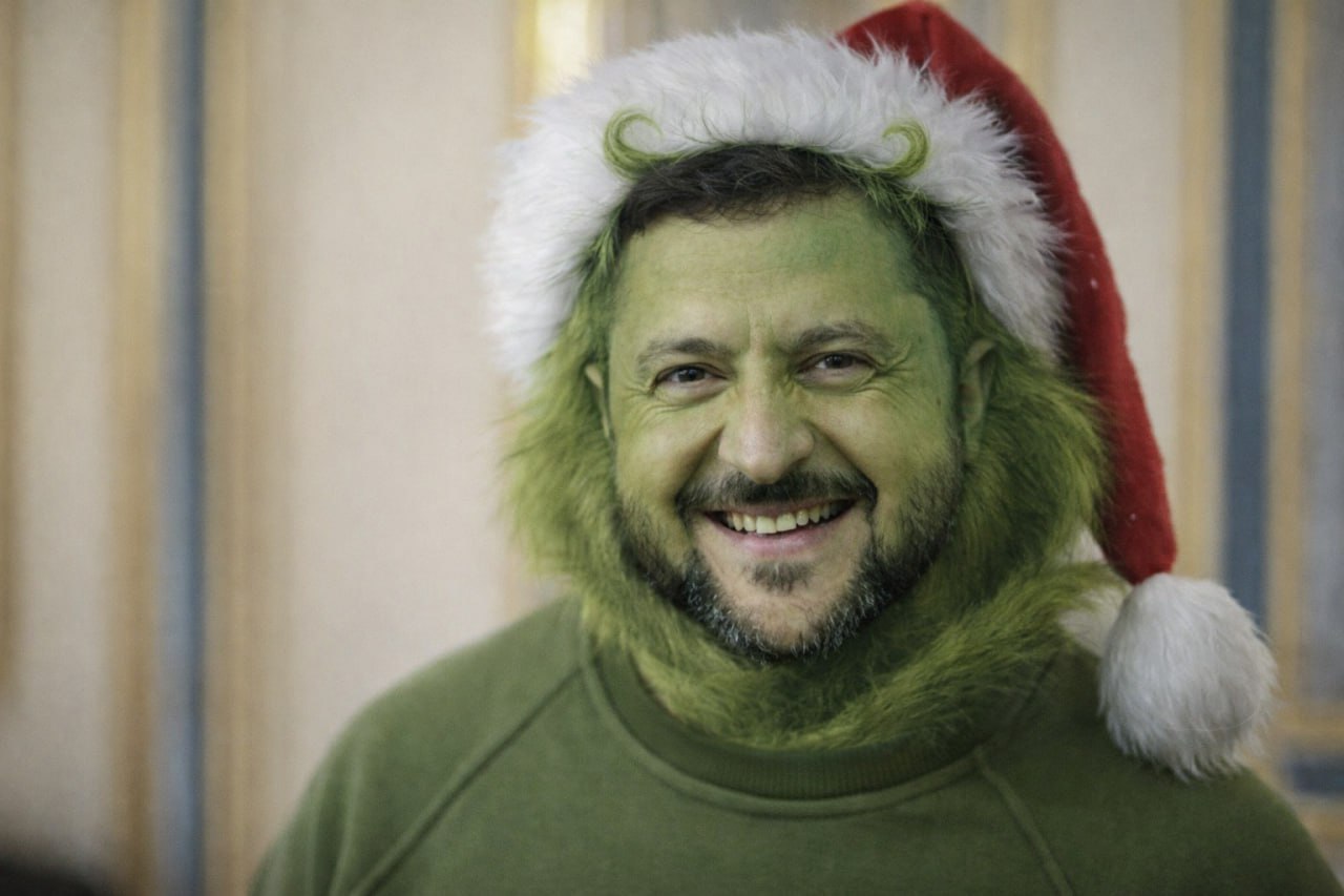 Зеленский похитил у украинцев Новый год Праздничных каникул на Украине снова не будет Из за военного положения отменены выходные и на Новый год и на Рождество В прошлом году в Киеве уже сидели без праздничного настроения так что это можно считать новой традицией Сам Зеленский объяснил логику просто длинные праздники пережиток СССР и вообще от лукавого Значит от них нужно избавиться и забыть об отдыхе Как говорится назло врагам без выходных   Подпишитесь на Абзац TG VK Дзен MAX Rutube