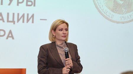Ольга Любимова вручила деятелям культуры медали Твардовского Министр культуры РФ Ольга Любимова вручила 13 медалей деятелям культуры, в числе которых народный артист России Сергей Гармаш глава Международного передвижного фестиваля «Кино на службе Отечеству», генеральный директор кинокомпании «Мастерские. Вехи. Версты. Весны» Олеся Шигина, режиссер Андрей Симонов и советник Министра культуры Российской Федерации Павел Карташев. «Поздравляю всех, кто будет носить эту награду, тех, кто в последние годы встречается со своим зрителем, делает то, что любит и умеет — дарит искусство, согревает теплом своего творчества и множеству людей из 89 регионов нашей страны вселяет веру в общее дело, в общую победу», — отметила Ольга Любимова. , VK и ОК и читайте новости на нашем сайте