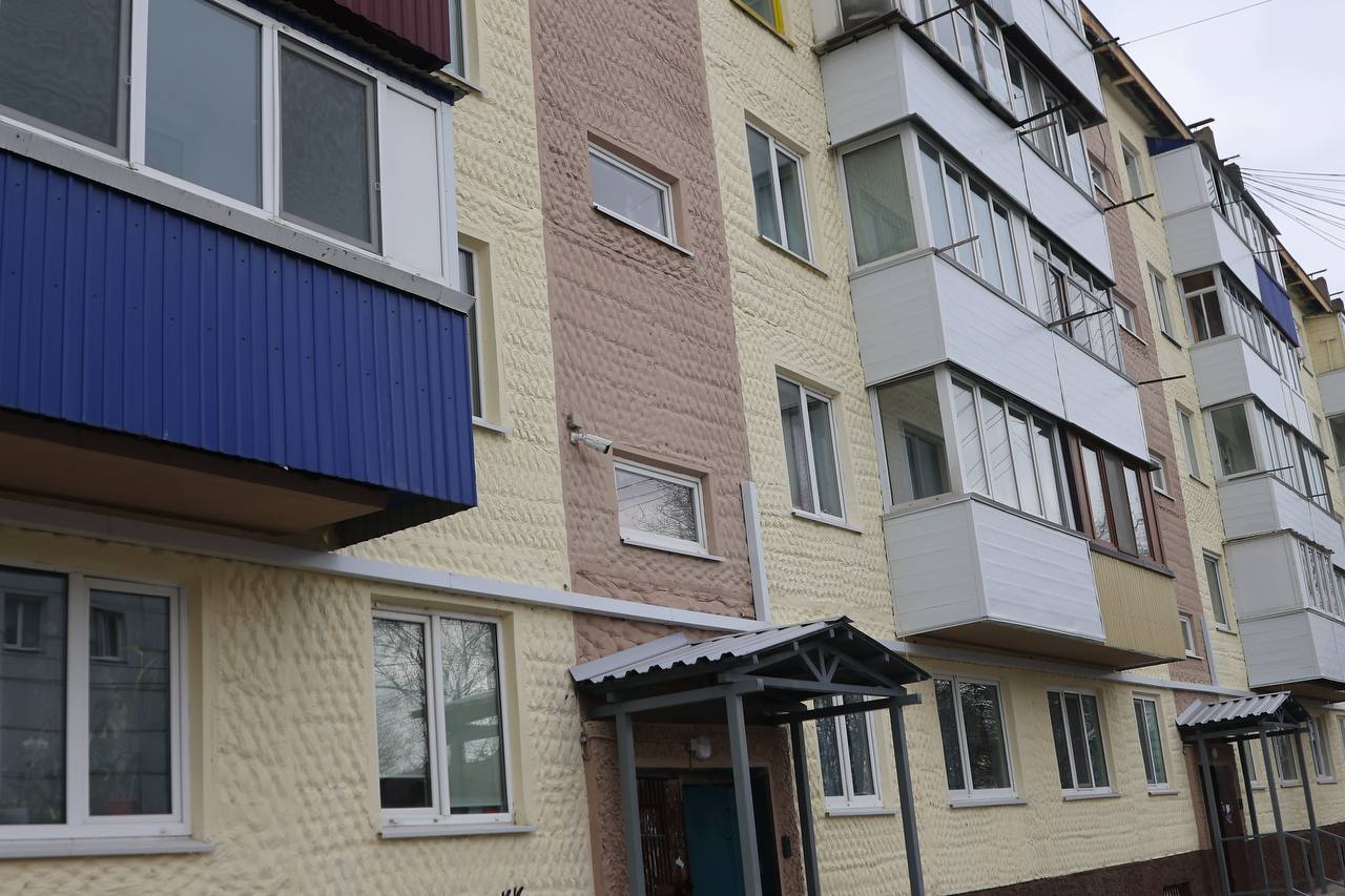 Дом на ул Поповича в Южно Сахалинске войдёт в зиму с утепленным фасадом Глава региона совместно с мэром Южно Сахалинска посетил многоквартирный дом 102 на ул Поповича Здесь завершают капремонт Работы по обновлению инженерных систем уже закончены а ремонт кровли планируют завершить до 15 декабря Всего программа капремонта 2025 года охватила 29 многоквартирных домов в Южно Сахалинске Важно не просто потратить бюджетные средства а дать людям реальное улучшение условий проживания Жители этого дома полвека пользовались старыми коммуникациями Теперь у них новые трубы радиаторы электропроводка Это кардинальные изменения Точно так же будем работать и дальше Уже сейчас готовим программу на следующие три года Каждый дом который попадает в программу получает современные инженерные системы которые прослужат десятилетия отметил Валерий Лимаренко Жители дома положительно оценивают результаты капремонта Особенно они довольны заменой инженерных сетей Капитальный ремонт подвала этого дома запланирован на 2026 2028 годы а фундамента на 2038 2040 годы В Сахалинской области выполнили более 80 плана по капремонту жилья в 2025 году Досрочно работы завершили в десяти районах Сейчас формируется программа капремонта жилого фонда на 2026 2028 годы Подписывайтесь на нас в MAX sakhgov