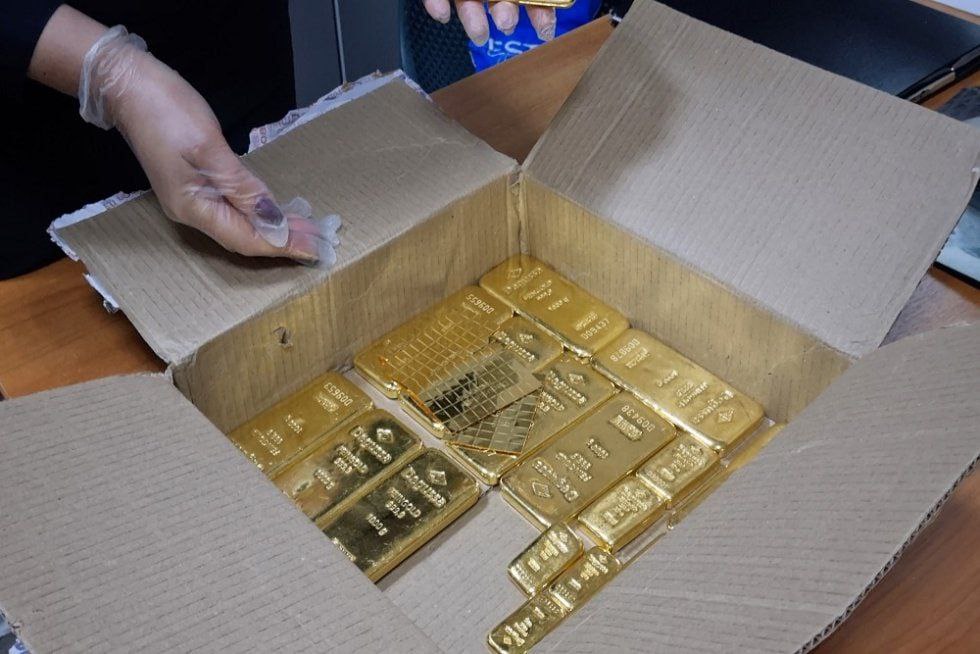 В Псковской области судебные приставы передали в казну 21 слиток чистого золота Общая сумма золотого улова оценивается в 108 миллионов рублей сообщили в пресс службе регионального УФССП Улов стал возможен благодаря задержанию на таможне 59 летнего гражданина Германии Mercedes Benz которого был остановлен для досмотра Под выдвижной полкой автодома таможенники нашли тайник в котором находились 12 слитков чистого золота Плюс к этому девять слитков были спрятаны среди личных вещей в дорожной сумке rgsevzap