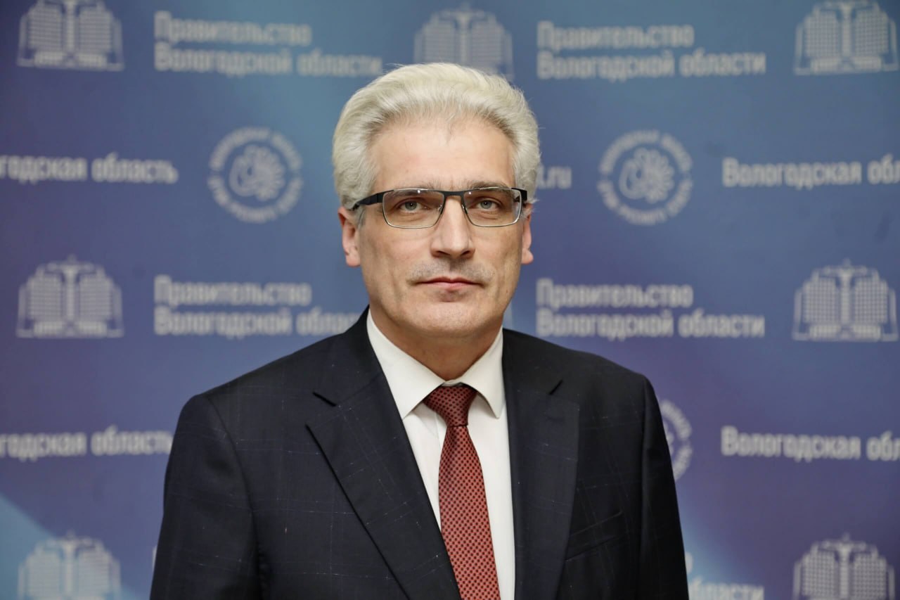 Сергей Сорокин назначен первым заместителем губернатора Вологодской области Заместитель губернатора Вологодской области Сергей Сорокин назначен на должность первого заместителя главы региона Об этом сообщает ИА Вологда Регион Сергей Сорокин курирующий правовые вопросы в правительстве области теперь также будет отвечать за работу Администрации губернатора Это назначение призвано усилить правовое обеспечение деятельности правительства и консолидировать работу муниципальных образований Сергей Николаевич родился в Грязовце имеет два высших образования Карьеру в органах государственной власти начал в 1998 году в Комитете по управлению имуществом Вологодской области затем работал в органах Росреестра В 2012 году был приглашен на пост начальника Государственно правового департамента правительства области а с 2022 года занимал должность заместителя губернатора