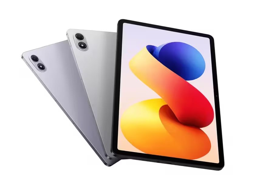 Xiaomi представила планшет Redmi Pad 2 Pro Новинка оснащена экраном IPS с диагональю 12 1 дюйма разрешением 2 5К и кадровой частотой 120 Гц Максимальная яркость составляет 600 кд кв м В основе аппаратной платформы лежит SoC Snapdragon 7s Gen 4 программная платформа Android 15 с интерфейсом HyperOS 2 Фронтальная камера 8 мегапиксельная основная 8 мегапиксельная в версии без поддержки 5G или 13 мегапиксельная в версии с 5G Емкость аккумуляторной батареи составляет 12 000 мАч максимальная мощность зарядки 33 Вт обратной проводной 27 Вт Планшет оснащен четырьмя динамиками двумя микрофонами адаптерами Wi Fi 6 и Bluetooth 5 4 в версии с поддержкой 5G eSIM Масса устройства составляет 610 граммов толщина 7 5 мм Стоимость Redmi Pad 2 Pro Wi Fi 6 128 ГБ 300 евро та же версия но с поддержкой 5G 380 евро