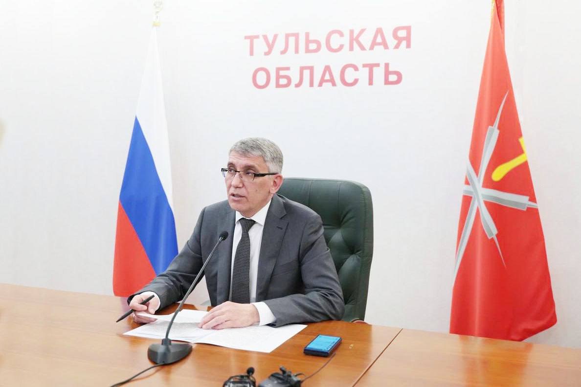 В Москве провел совещание рабочей группы ОПК комиссии Госсовета РФ по направлению «Промышленность» В режиме ВКС приняли участие представители холдингов, предприятий и главы регионов. По решению Президента РФ была создана комиссия Госсовета по направлению «Промышленность», ее возглавляет Губернатор Самарской области Вячеслав Федорищев. На одном из заседаний было принято решение о создании рабочей группы именно по направлению «оборонно-промышленный комплекс», которую было мне поручено возглавить. Сегодня обозначили некоторые ключевые задачи и вопросы, стоящие перед рабочей группой и отраслью: своевременное выполнение гособоронзаказа, наращивание технологических мощностей, финансовая обеспеченность предприятий и привлечение кадров. Тульская область – индустриальный центр. У нас много предприятий ОПК. Мы провели работу по выявлению тех проблем, с которыми сталкиваются сегодня наши предприятия. В ряде других регионов также есть предприятия оборонно-промышленного комплекса и машиностроения. Уверен, что наша совместная работа позволит оперативно аккумулировать предложения по развитию отрасли и транслировать их на федеральный уровень. Представил участникам заседания информацию о текущей ситуации на предприятиях ОПК Тульской области. Ряд вопросов и проблем, актуальных для других регионов, и возможности их системного решения будут обозначены на очередном заседании Президиума комиссии Госсовета по направлению «Промышленность».