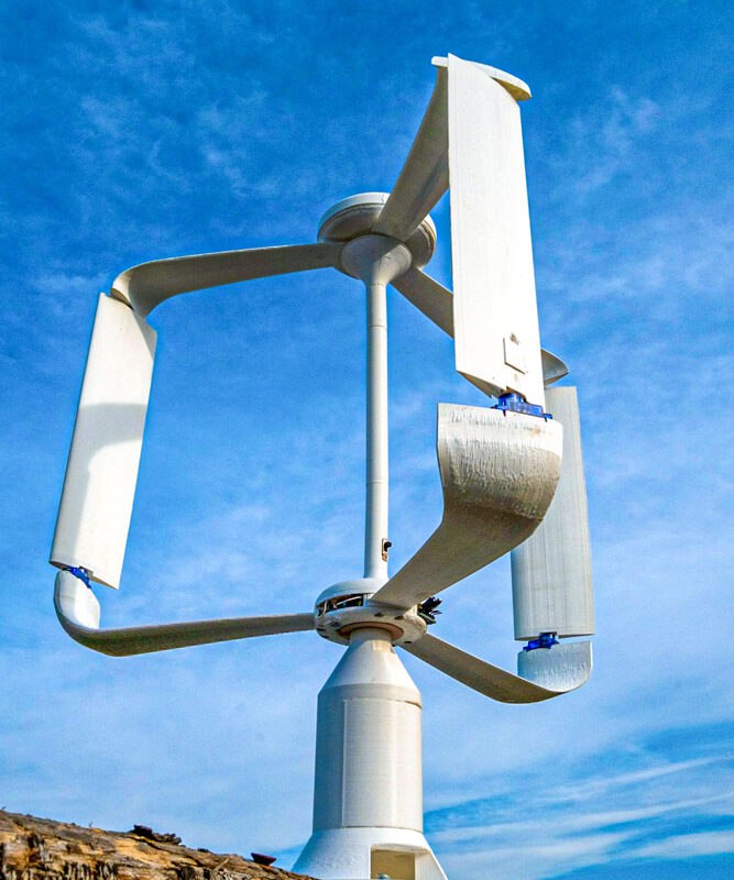 Лопасти крутятся киловатты мутятся Стартап Gevi Wind представил ветрогенератор который в реальном времени регулирует угол наклона лопастей с помощью искусственного интеллекта Алгоритм анализирует направление скорость и турбулентность ветра внося коррекции каждые несколько миллисекунд Это позволило повысить выработку энергии на 60 по сравнению с установками имеющими фиксированные лопасти Турбина высотой 3 метра с диаметром ротора 5 4 метра начинает работать при скорости ветра от 2 5 метра в секунду генерируя от 3 до 5 киловатт мощности Уровень шума конструкции не превышает 38 децибел на расстоянии 10 метров что делает возможной её установку на крышах жилых домов Ещё одним преимуществом технологии стало снижение механической нагрузки на компоненты турбины на 80 что увеличивает её срок службы Компания уже привлекла 2 7 миллиона евро на масштабирование производства