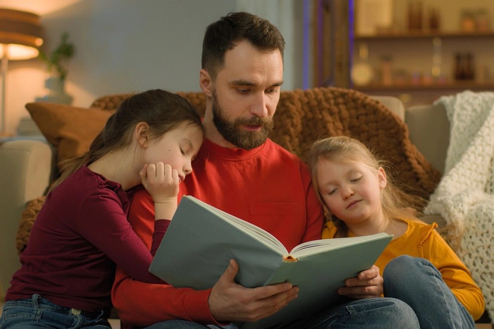 80 родителей в РФ начинают читать детям до 2 лет Представлены данные крупнейшего в современной России исследования посвященного семейному чтению Цифра участников опроса действительно внушительная 500 тысяч родителей практически со всей страны приняли участие в опросе Так в среднем по стране почти 80 родителей начинают читать детям до 2 лет Самые читающие родители живут в Санкт Петербурге Республике Карелия Республике Коми и в Пермском крае Но увы только каждый десятый родитель 11 4 читает детям ежедневно а почти 60 опрошенных делают это нерегулярно по просьбе ребенка или редко Кстати часто ли родители держат книгу в руках Родительская модель чтения у нас в стране в среднем сильная говорят данные исследования почти 2 3 опрошенных читают регулярно А теперь обратимся к самим детям Значительная их часть читает исключительно школьную программу В основном юные читатели уделяют книге не более 30 минут в день треть опрошенных 31 читают около часа в день что можно считать нормой регулярного чтения а вот 6 вообще не читают Таким образом каждый 16 й ребенок находится в зоне риска по отсутствию читательской практики а доля долгих читателей остается крайне небольшой 24 7 детей читают электронные книги и основной инструмент для этого телефон А вы можете назвать себя страстным любителем книг да скорее нет читаю слушаю книги мало или нерегулярно не читаю Подписаться на Российскую газету в Читать нас в MAX