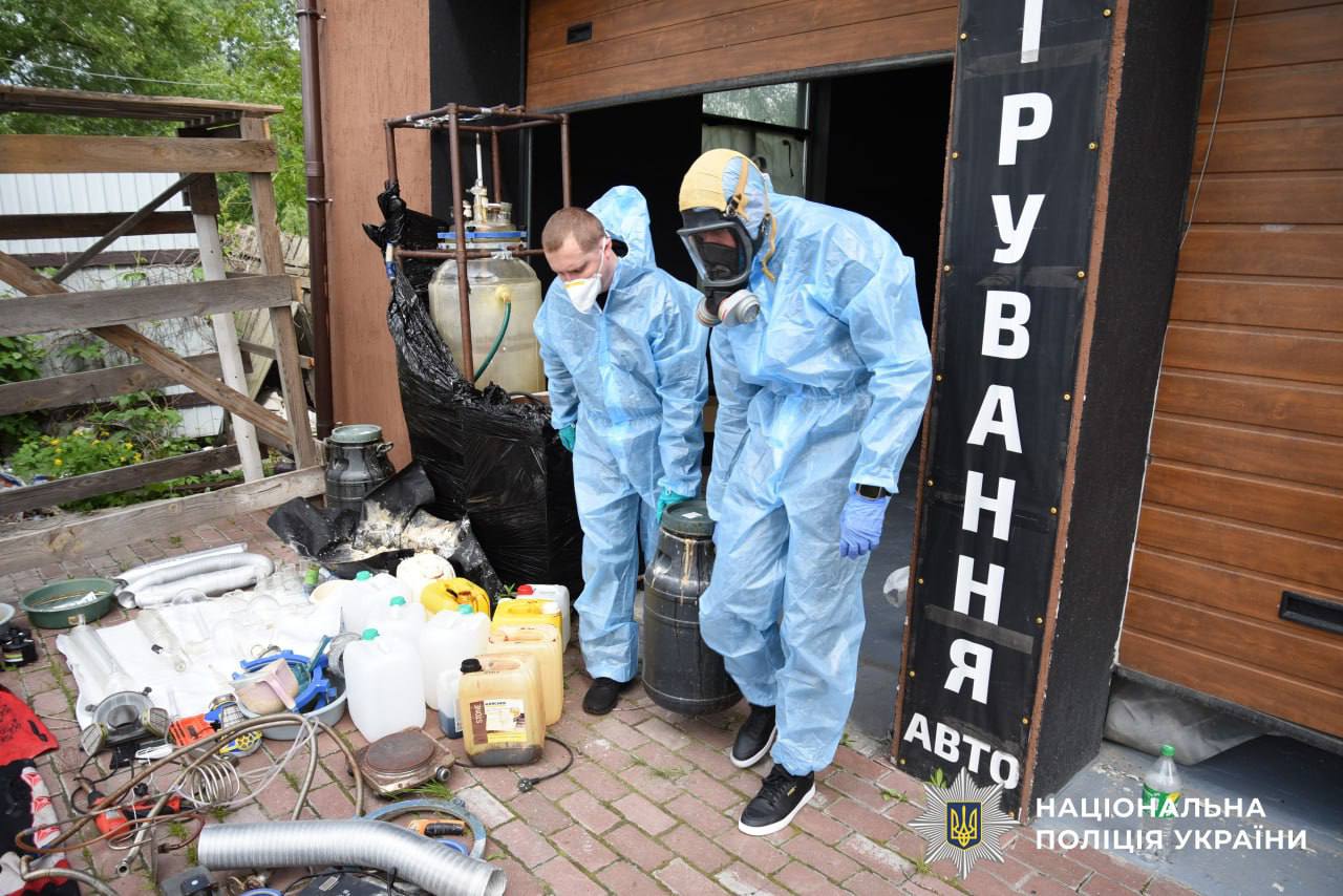 Масштабная ликвидация наркосети по всей Украине: полиция задержала 66 участников группировки во главе с организатором. По данным правоохранителей, ежемесячно сеть производила свыше 700 кг наркотиков — по оценкам «чёрного» рынка, это более 300 млн гривен. Изъято: 118 кг мефедрона, 160 литров его раствора, 156 кг альфа-PVP, свыше 30 кг амфетамина и около 12 тонн прекурсоров. В ходе следственных мероприятий ликвидированы 17 нарколабораторий и 15 складов с психотропами.