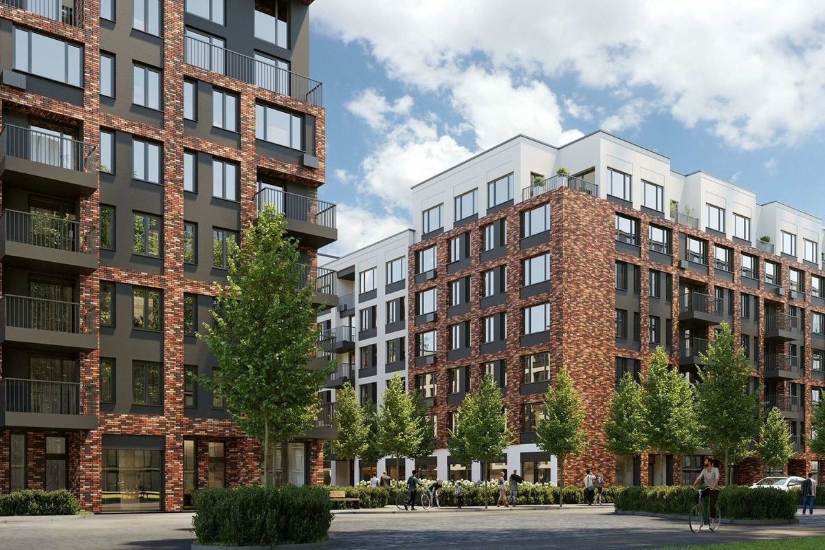 В Приамурье в 2026 году построят первые арендные квартиры В Благовещенске микрорайон Тепличный завершается строительство льготных арендных квартир с полной отделкой мебелью и техникой Жильё будут сдавать по цене примерно в три раза ниже рыночной Однокомнатные квартиры сдадут примерно за 7 5 тысячи рублей в месяц двухкомнатные за 12 15 тысяч трёхкомнатные за 19 20 тысяч Большую часть стоимости аренды покроют федеральный и региональный бюджеты В первую очередь квартиры получат участники СВО студенты с детьми бюджетники госслужащие работники оборонных предприятий и многодетные семьи Договор аренды заключается на 11 месяцев с возможностью продления залог равен месячной плате коммунальные услуги оплачиваются отдельно К 2027 году в регионе построят 2470 квартир Почти 1900 из них будут в Благовещенске в 800 м квартале и микрорайоне Северный Остальные появятся в Белогорске Екатеринославке и других населённых пунктах Приамурье