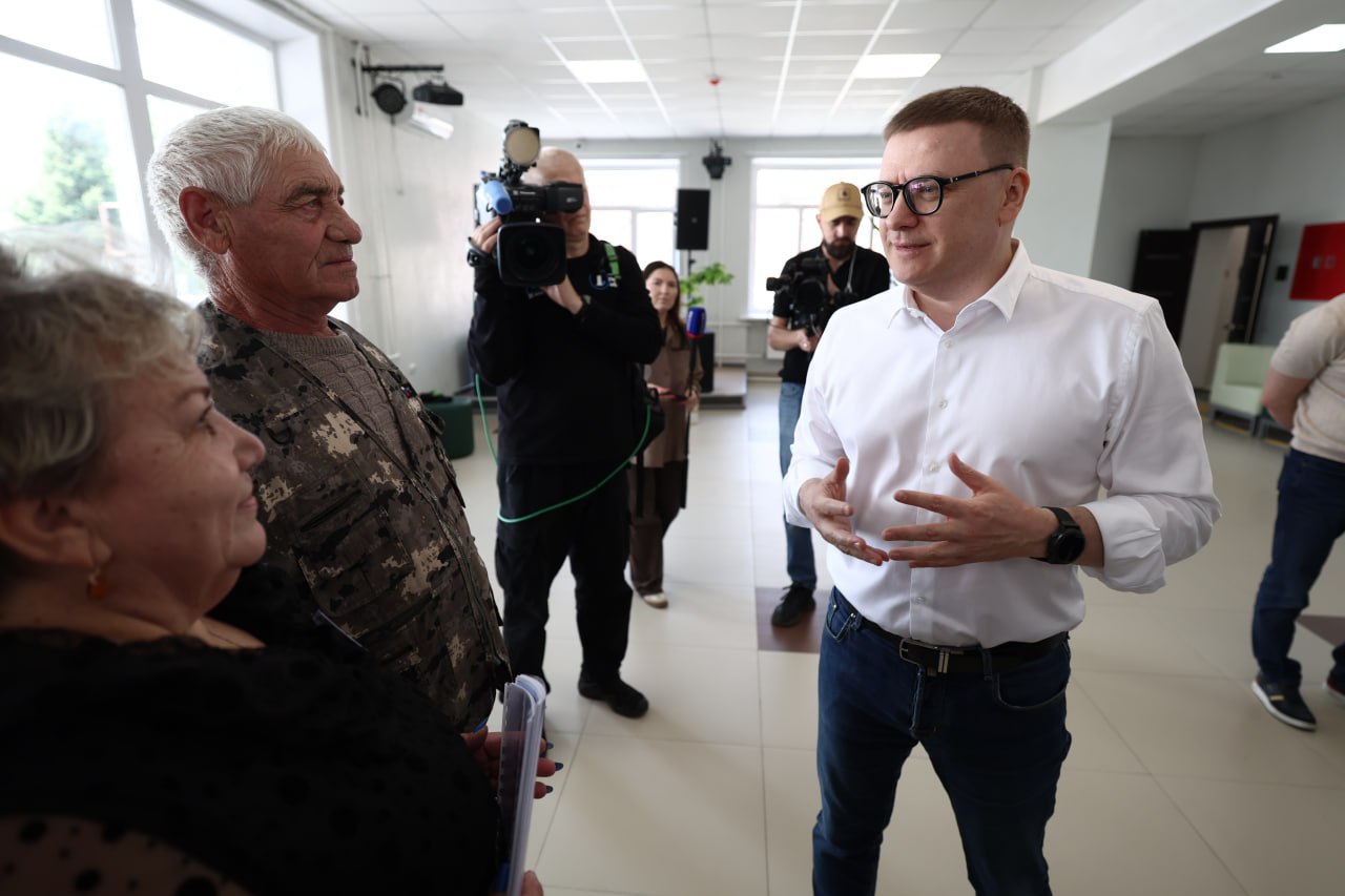 Глава Южного Урала инспектирует Октябрьский округ  На повестке посещения социальных объектов и проверка проведенных на них работ.  Сегодня губернатор Челябинской области Алексей Текслер работает в Октябрьском муниципальном округе. Первой локацией куда прибыл глава региона стал Октябрьский сельский дом культуры, где недавно завершен капитальный ремонт.  Обновленное ДК получило новую систему отопления, водопровода, канализации и энергоснабжения. Территория вокруг здания благоустроена, для маломобильных групп населения оборудован удобный доступ. Самим  учреждением закуплено современное техническое оснащение.  Открыть учреждение планировали в октябре, но губернатор потребовал ускориться.  «Я, честно говоря, был уверен, что работы уже завершены, но, понимаю, что изменения существенны и заметны. Давайте завершим все работы в сентябре и откроемся», – поставил задачу губернатор Челябинской области.