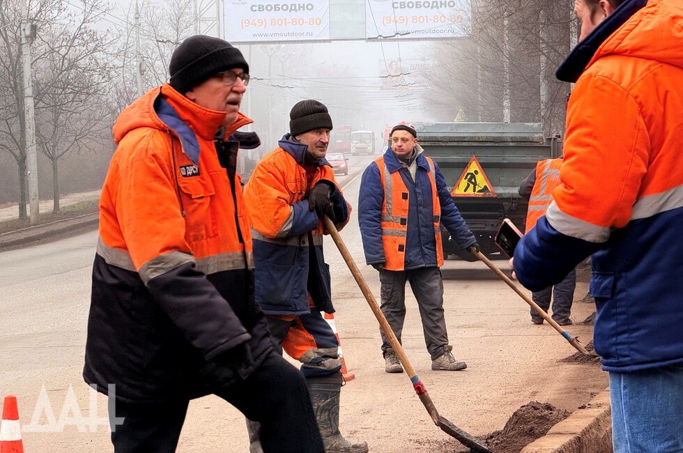 В Донецке намерены обновить порядка 30 км дорог в 2025 году. Что еще в планах  ДАН:    Написать в чат-бот  По дорогам, в частности, ремонт запланирован на улицах Щорса и Университетской — одних из самых оживленных и протяженных в центральной части столицы Республики. К восстановлению покрытия специалисты приступят с началом весны и планируют завершить работы там в первом полугодии.  Кроме того, Глава ДНР Денис Пушилин дал поручение руководителю Донецкого округа Алексею Кулемзину продумать варианты реконструкции ДК им. Горького в Буденновском районе, вокруг которого ранее шеф-регион Москва реконструировал парк.  В планах также широкое озеленение города.  Читать полностью