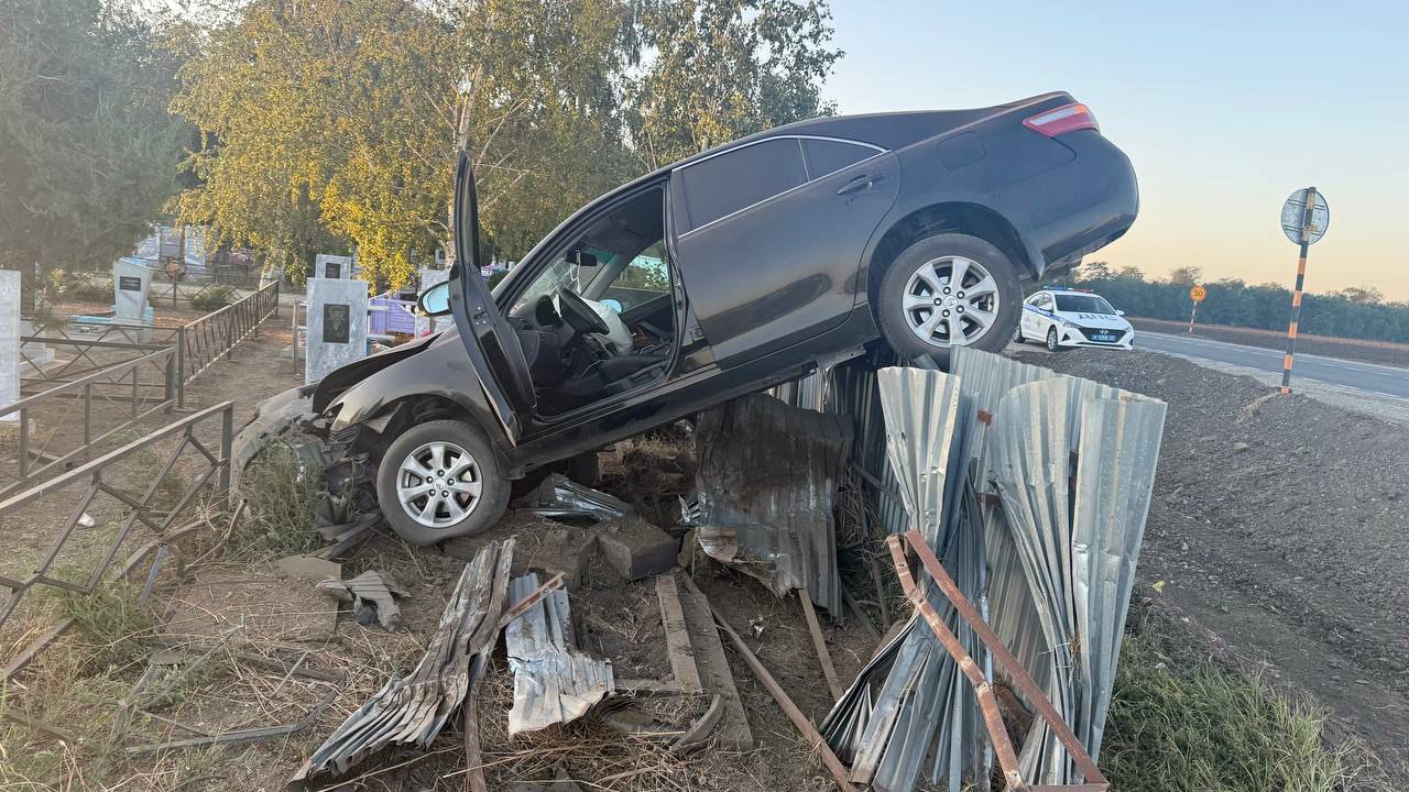 «Тойота» залетела на кладбище и повредила надгробия в Краснодарском крае   17 августа около 5:30 на автодороге «Усть-Лабинск – Лабинск – Упорная» 39-летний мужчина за рулем «Тойота» выехал на встречную полосу в запрещенном месте, не справился с управлением, съехал с проезжей части дороги и наехал на забор кладбища  и надгробную плиту.   Водителю оказана разовая медицинская помощь. Обстоятельства, послужившие причиной аварии уточняются.   ‍ Объявления работа   Купи/продай авто  Найти врача