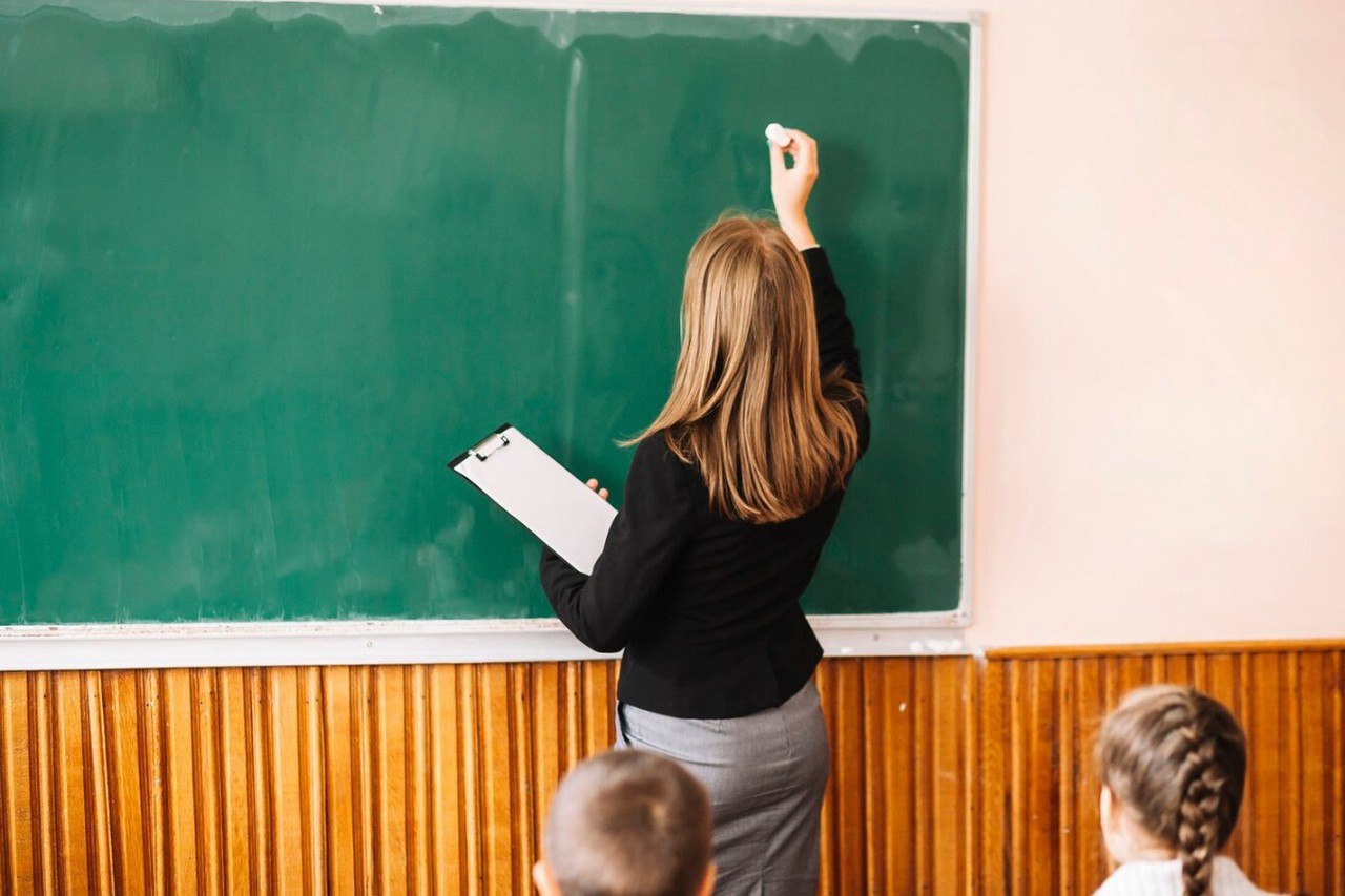 Потерпеть низкие зарплаты придется учителям Минпросвещения прорабатывает механизмы поддержки учителей но эта работа требует много времени заявил глава ведомства Сергей Кравцов Он признал что сейчас есть проблемы с зарплатами педагогов По словам Кравцова это отголосок 1990 х годов У нас есть школы рядом находятся но разные зарплаты у учителей Для этого нужно проводить много работы и соответствующие решения мы знаем но как я уже сказал хочется быстрее но не всегда это по техническим причинам возможно сказал он Подпишитесь на Абзац TG VK Дзен MAX Rutube