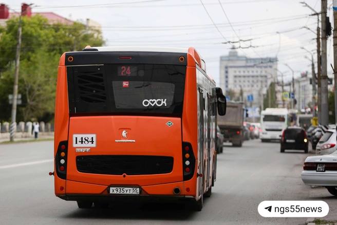 Оказывается, после повышения стоимости проезда в Омске мэрия сэкономит 78,8 миллиона рублей, передает Om1. Если бы стоимость проезда не повышалась, эти деньги городу пришлось бы потратить на компенсацию межтарифной разницы. Себестоимость одной поездки в общественном транспорте намного превышает нынешнюю цену на проезд. Сейчас за билет омичи отдают 35 рублей при оплате безналом и 40 рублей — наличными. С 1 июля суммы вырастут до 38 и 45 рублей. Как относитесь к повышению цены на проезд? — Нейтрально — Очень злюсь ⏹