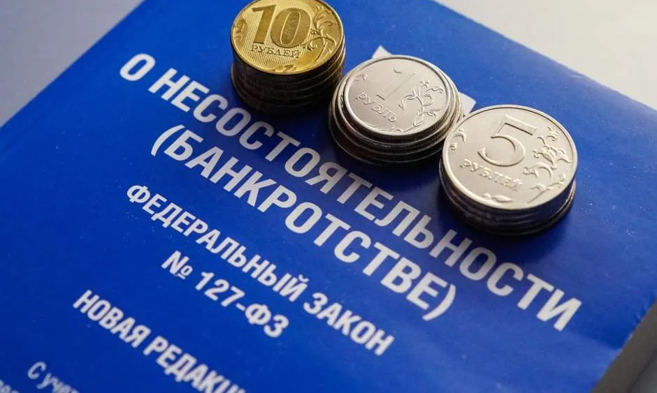 Граждане стали активнее жаловаться в ЦБ на МФО из за раздолжнителей Число жалоб в январе марте составило 102 100 шт и выросло за год на 8 1 Выросло количество жалоб на МФО на 47 2 В частности пишет ЦБ граждане жаловались на то что МФО не предоставляют документы для проверки начисления процентов задолженности или факта погашения займа Также рост жалоб на МФО связан с деятельностью посредников обещающих заемщикам быстрое избавление от долгов без последствий ЦБ уже обсуждает с участниками рынка стандартизацию и регулирование деятельности долговых консультантов Надо понимать что как такового избавления от долгов не существует напомнили в ЦБ списание задолженности всегда связано с продажей имущества чтобы хотя бы частично покрыть долги А после банкротства например запрещено будет занимать определенные должности ухудшатся деловая репутация и кредитная история Об этом раздолжнители конечно же не рассказывают fatcat18 Мы в Мах