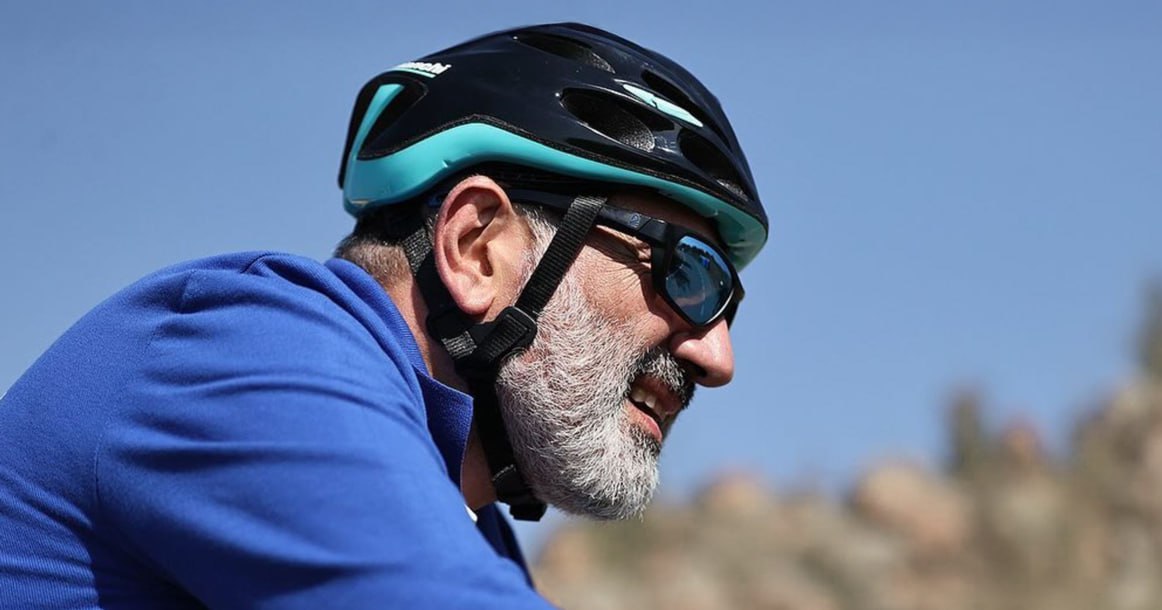 Премьер Армении Пашинян устроил утренний велозаезд по Москве проехал 26 километров В Москве постоянно спорят можно ли зимой ездить по городу на велосипеде Одни считают что климат не располагает другие что инфраструктуры нет Но сегодня появился наглядный аргумент в пользу тех кто ищет не оправдания а способы утренний велозаезд по Москве совершил премьер министр Армении Никол Пашинян Пока добрая половина Москвы еще украдкой нажимала отложить на 5 минут на будильнике Пашинян уже бодро наматывал круги по центру города Полная экипировка очки шлем все как положено человеку который решил доказать что 26 километров на Моховой в утренний холод за день до наступления метеорологической зимы это не подвиг а приятная зарядка Видео премьер поделился с подписчиками едет аккуратно по проезжей части как примерный велосипедист который знает ПДД лучше многих водителей Пашинян продвигает велокультуру давно и искренне Он неоднократно садился на велосипед во время своих зарубежных визитов в том числе в Москву Регулярно выкладывает такие ролики как будто призывая следовать его примеру Фото и видео Nikol Pashinyan PM