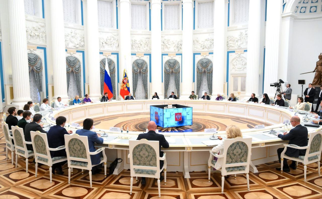 Владимир Путин поддержал идею включить конкурс-премию уличной культуры и спорта «КАРДО» в нацпроект «Молодежь и дети» Предложение прозвучало 27 мая на заседании наблюдательного совета АНО «Россия – страна возможностей» от вице-премьера Дмитрия Чернышенко. Проект «КАРДО» стартовал в 2017 году, получив тогда поддержку Фонда президентских грантов в размере 737 тысяч рублей. Команда молодых ребят из Ставрополя во главе с Валентином Работенко устроила конкурс среди спортсменов и танцоров. Они позвали лучших выступить в своем родном городе. Основной целью было объединить молодежь, увлеченную уличной культурой, и создать для них социальные лифты. В первом сезоне конкурса участвовало 1 326 человек. По итогам реализации проект вошел в топ-100 среди поддержанных фондом в 2017 году. За восемь лет «КАРДО» трансформировался из обычного конкурса в многоуровневую экосистему. Победители получают не только денежные призы, но и менторство, контракты с бизнесом, поддержку в реализации своих собственных инициатив, направленных на развитие уличной культуры и спорта, становятся амбассадорами, организаторами, судьями, экспертами. Проект продолжает наращивать интерес со стороны молодых людей и зрителей по всему миру, увеличивается и финансовая поддержка. Инициатива восемь раз становилась победителем конкурсов президентских грантов. В 2023 году «КАРДО» был включен в платформу «Россия – страна возможностей». В 2025 году онлайн-этап конкурса охватит 125 стран и привлечет 50 тысяч участников. Отборы пройдут в Аргентине, Бразилии, Китае, Испании, Франции и других странах. В Буэнос-Айресе совсем недавно появился офис проекта, который будет работать на всю Латинскую Америку. Похожие представительства планируют также открыть в Африке и Китае. Финал конкурса снова пройдет в Ставрополе, на него приедут три тысячи участников. В этом году проект получил поддержку Фонда президентских грантов в размере 25 млн рублей, софинансирование составляет 243 млн рублей.