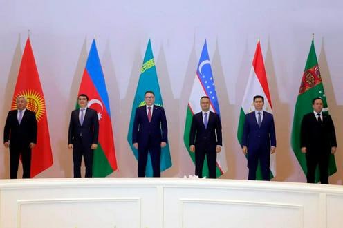 В Ташкенте на первом заседании Совета министров торговли и инвестиций стран Центральной Азии и Азербайджана обсудили создание единого регионального бренда Made in Central Asia По данным МИПТ Узбекистана участники рассмотрели меры по развитию взаимной торговли расширению промышленной кооперации и созданию совместных производств под общим брендом а также обсудили привлечение международных инвесторов к крупным инфраструктурным проектам Целью обозначено увеличение товарооборота между странами региона до 20 млрд при этом отмечено что взаимная торговля Узбекистана с государствами Центральной Азии уже выросла с 3 2 млрд в 2017 году до 6 9 млрд в 2024 м Подробнее на нашем сайте Актуальные новости из Центральной Азии fergananews