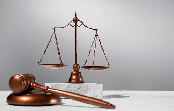 #правосудие Житель Ленского района признан виновным в незаконном приобретении, хранении, перевозке и ношении боеприпасов Ленским районным судом Республики Саха Якутия рассмотрено уголовное дело в отношении ранее не судимого жителя района, обвиняемого в совершении преступления, предусмотренного ч. 1 ст. 222 УК РФ. Судом мужчина был признан виновным и ему назначено наказание в виде лишения свободы на срок 1 год 6 месяцев, без штрафа, условно с испытательным сроком на 1 год. Судом установлено, что днем 20 сентября 2020 года обвиняемый, на территории затона нашел на земле 16 патронов калибра 5,6 мм 22 LR . Экспертиза подтвердила, что найденные боеприпасы являются патронами заводского производства, предназначенными для спортивной и охотничьей стрельбы из нарезного оружия. После чего, мужчина, не имея законных оснований, привез находку к себе домой, где нелегально их хранил в ящике шкафа до 27 февраля 2025 года. В судебном заседании мужчина вину в совершенном преступлении признал в полном объеме. При назначении подсудимому наказания суд учитывал характер и степень общественной опасности преступления, обстоятельства его совершения, личность подсудимого, обстоятельства смягчающие наказание, отсутствие отягчающих наказание обстоятельств, влияние назначенного наказания на его исправление и на условия жизни его семьи, посчитал, возможным исправление без реальной изоляции от общества. Приговор суда вступил в законную силу. Объединенная пресс-служба судов РС Я