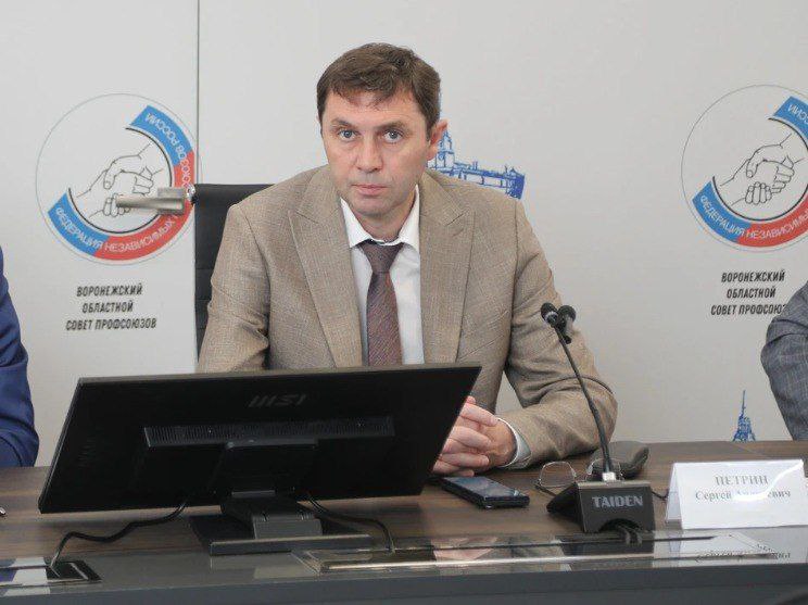 Воронежская мэрия обсудила с профсоюзами парковку возле авиазавода и ремонт дорог Мэр Воронежа Сергей Петрин встретился с городским активом областного объединения организаций профсоюзов. Городскую власть на этом мероприятии также представляли заместители заместители главы горадминистрации Алексей Рыженин и Любовь Кулакова. Председатель областного объединения организаций профсоюзов Евгений Проняев, выступил с инициативой о создании первичных профсоюзных ячеек в комбинатах благоустройства Воронежа. В итоге было решено о поддержке предложения и сотрудничестве. Сергей Петрин дал поручение профильным структурам по проработке вопроса. Далее выступила председатель первичной профсоюзной организации ПАО «Ил» – ВАСО Лидия Щеднова. Она напомнила про благоустройство территории, прилегающей к авиационному заводу. Подробнее: