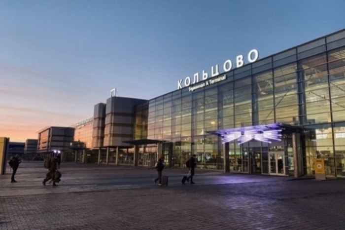 В Кольцово почти на 10 часов задержали рейс до популярного курорта  Из Кольцово почти на 10 часов задержали рейс до Антальи из-за неисправности авиасудна.  Рейс авиакомпании AZUR Air из Екатеринбурга должен был вылететь на курорт в 01.30, но его отложили на 11.00.  — Сказали, сломался самолёт и ждут запчасть из Москвы. Пассажиры в шоке, — рассказал порталу E1.RU один из пассажиров.  На данный момент официально причины задержки не сообщались. По данным онлайн-табло Кольцово, на рейс всё же была объявлена регистрация.