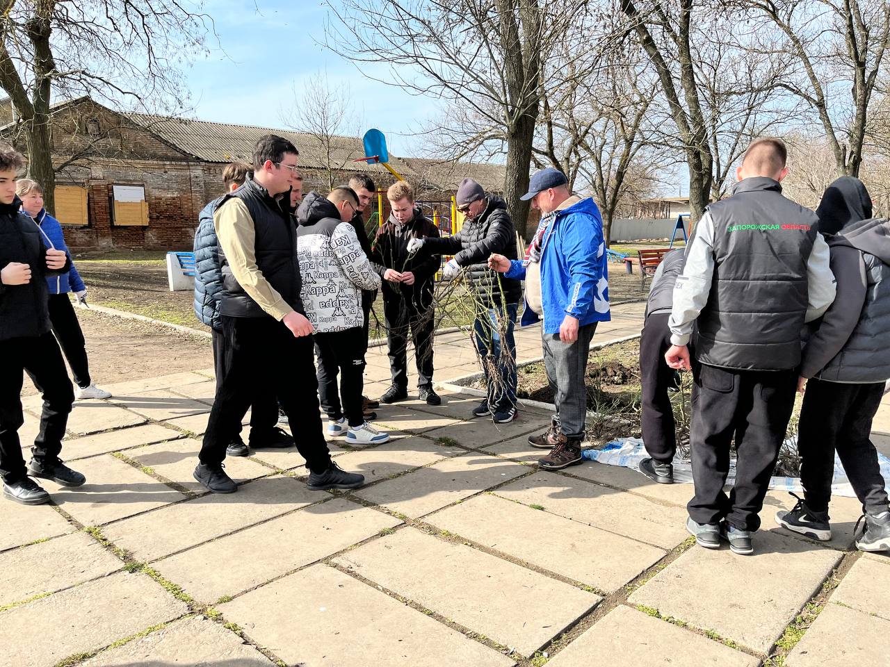 Молодежь Бердянского района высадила розы в селе Луначарское  Активисты молодежного движения «Юг Молодой» и депутат Бердянского окружного совета от партии «Единая Россия» Александр Черепанов, совместно с администрацией Бердянского муниципального округа, внесли вклад в благоустройство села Луначарское, приняв участие в акции по высадке роз, инициатором которой выступил Глава Бердянского муниципального округа Алексей Кичигин.  Молодежь с энтузиазмом взялась за дело, высаживая саженцы роз, которые в скором времени украсят сельский парк, подарив жителям яркие краски и приятный аромат.  «Участие в таких акциях – это шанс для молодежи не только проявить гражданскую позицию, но и сделать вклад в дело полезное для родного края». — отметил депутат партии «Единая Россия», Александр Черепанов.  Акция по высадке роз в селе Луначарское – это один из примеров активной работы администрации Бердянского муниципального округа и молодежного движения "Юг Молодой" по благоустройству и развитию территории.