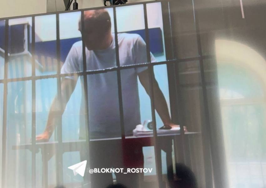 Экс-министру донского ЖКХ Майеру облсуд оставил приговор без изменений В Ростове состоялась апелляция по уголовному делу экс-министра ЖКХ Ростовской области Андрея Майера, по которой оспаривался его предыдущий срок – 6 лет и 8 месяцев колонии общего режима. Однако суд оставил приговор чиновнику без изменений. О том, как прошел суд и какие доводы к смягчению наказания приводил защитник Майера, сообщает корреспондент «Блокнот Ростов».