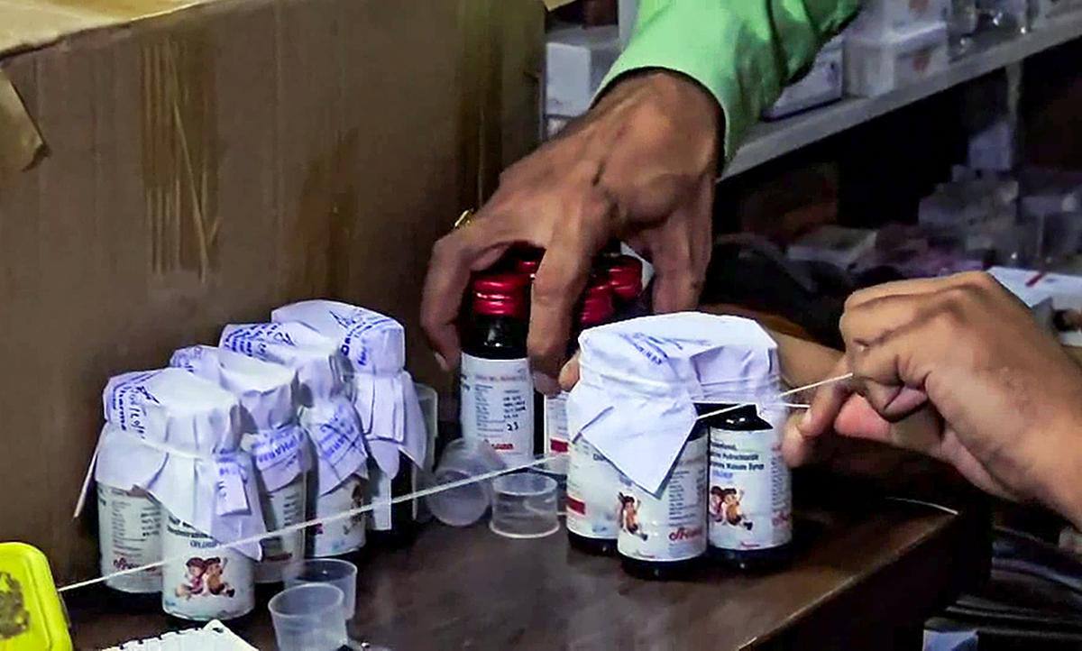 ВОЗ предупреждает сиропы от кашля убивает детей среди них знаменитый COLDRIF ВОЗ предупредила о трёх опасных сиропах COLDRIF Respifresh TR и ReLife в которых уровень ядовитого диэтиленгликоля оказался превышен в 500 раз Эти препараты уже привели к гибели не менее 20 детей Они могут попасть на зарубежные рынки нелегальными путями Эти препараты не прошли регистрацию и не продаются в Узбекистане Подпишитесь и следите за актуальными новостями на нашем канале telegram me joinchat AAAAAEEdc qam7052mnXKA