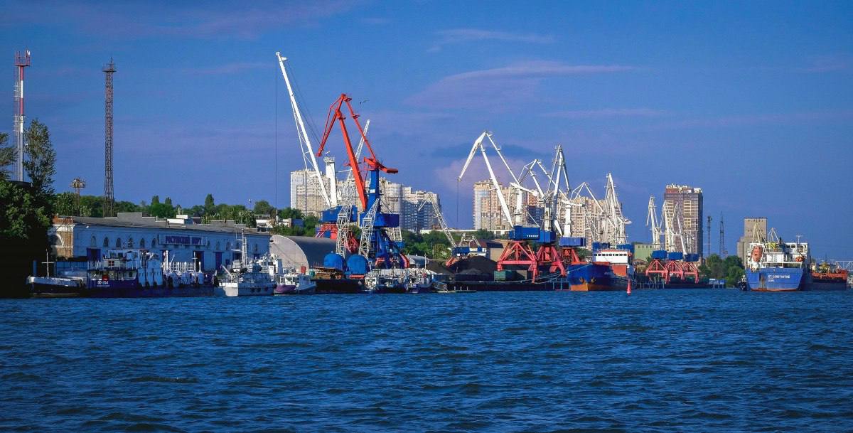 Перенос Ростовского порта на левый берег завершат к концу 2027 года Врио губернатора Ростовской области Юрий Слюсарь подтвердил новые сроки масштабного проекта по переносу мощностей АО «Ростовский порт» из центра донской столицы на левый берег Дона. Работы планируется завершить к концу 2027 года, тогда как ранее их окончание намечалось на февраль—март 2026 года.   Новости №1 в Ростове  Прислать новость/фото