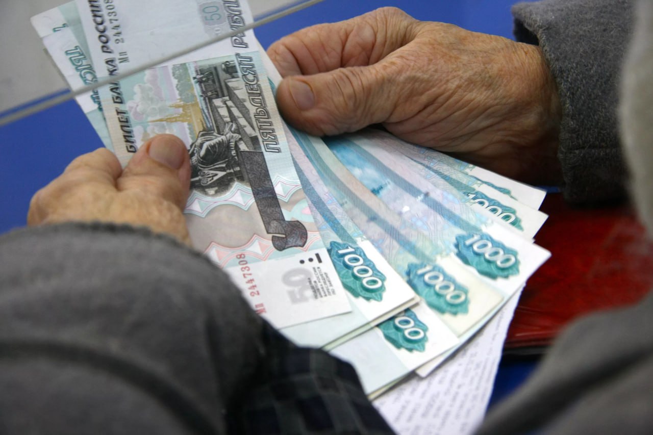 Пенсии работающих пенсионеров пересчитают с 1 августа. Ведущий научный сотрудник Института социального анализа и прогнозирования РАНХиГС Виктор Ляшок сообщил, что с 1 августа работающим пенсионерам пересчитают пенсии с учетом стажа и страховых взносов, уплаченных работодателями за последний год. Это приведет к росту количества пенсионных баллов и, соответственно, к небольшому увеличению выплат. Так, размер повышения будет ограниченным – максимальный прирост может составить всего 437 рублей. Перерасчет произойдет автоматически — обращаться в ПФР не нужно. Подписаться Честное Пенсионерское