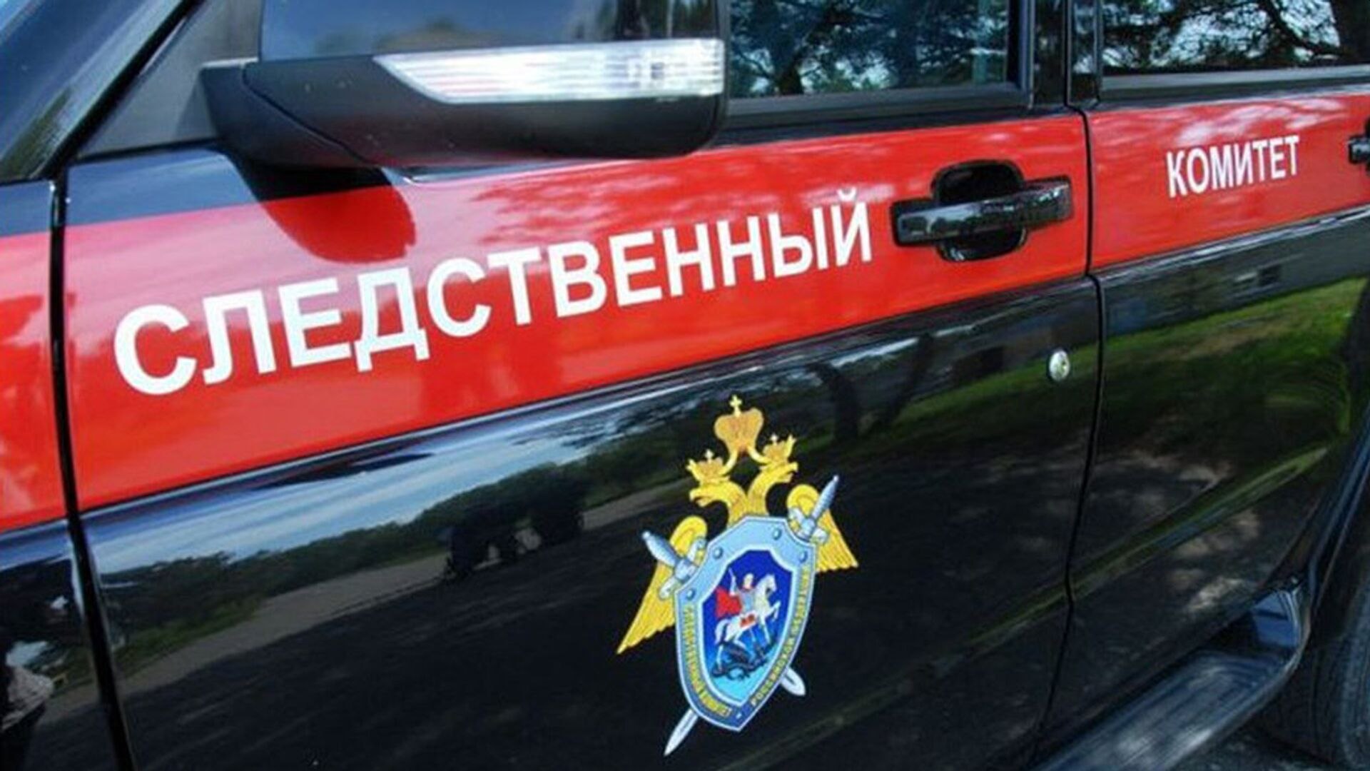 В Вологде ссора за столиком в кафе переросла в стрельбу один человек госпитализирован Об этом сообщает СУ СК России по региону Инцидент произошел ночью 21 сентября в кафе на улице Комсомольской Между посетителями произошла ссора В ходе конфликта 47 летний мужчина произвел выстрел в своего оппонента После этого злоумышленник покинул заведение и скрылся О происшествии в экстренные службы сообщили очевидцы 38 летний пострадавший был помещен в реанимацию с огнестрельным ранением ему оказывается необходимая медицинская помощь говорится в тексте По факту произошедшего возбудили уголовное дело по статье о покушении на убийство Подозреваемого уже задержали В настоящее время устанавливается марка и местонахождение оружия решается вопрос об избрании меры пресечения в виде заключения под стражу