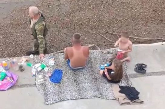 Пьяные отдыхающие с детьми нарушили правила безопасности у воды в Благовещенске. Случай безответственного поведения зафиксировали в районе Мухина, 1. Три нетрезвых жителя города с малышами решили отдохнуть на берегу. При этом компания пыталась искупаться в запрещенной зоне, подвергая опасности себя и своих детей, сообщили в городской администрации.  Сотрудники ГО ЧС, регулярно патрулирующие территорию набережной, заметили отдыхающих. Они отреагировали на ситуацию. Людей попросили покинуть берег.   — Напоминаем благовещенцам, что отдых у воды в нетрезвом виде и купание в неположенном месте строго запрещены. Подобное поведение может привести не только к административной ответственности и штрафу до 1000 рублей, но и к трагическим последствиям,  — прокомментировали в пресс-службе мэрии.   Власти разъяснили, что знаки о запрете купания устанавливают не просто так. На запрещенных для купания местах могут быть опасные течения, глубокие ямы, острые предметы на дне или другие угрозы. Также следует помнить, что безопасность детей должна быть на первом месте, а алкоголь и вода — опасное сочетание.  Фото: администрация Благовещенска