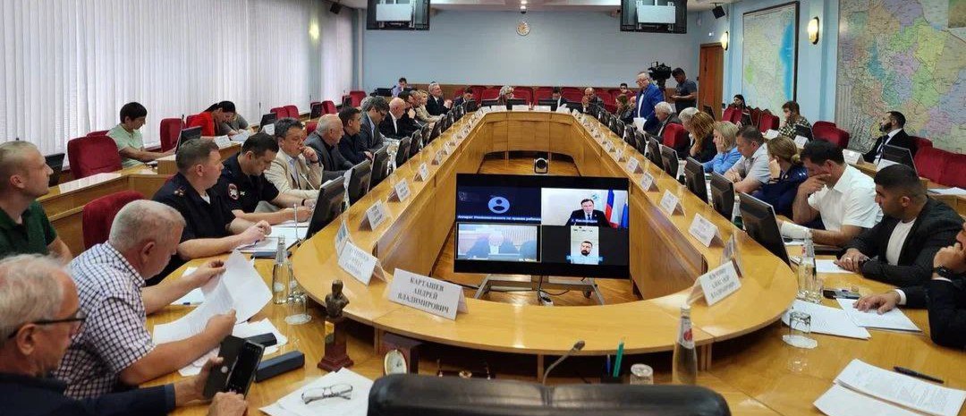 Вопросы аварийности с участием СИМ подняты Госавтоинспекцией Ставрополья на заседании Общественной палаты края    Проблематика дорожно-транспортной аварийности с участием пользователей средств индивидуальной мобильности стала темой заседания Общественной палаты Ставропольского края.   Начальник отдела исполнения административного законодательства и взаимодействия с правоохранительными органами Управления Госавтоинспекции ГУ МВД России по Ставропольскому краю подполковник полиции Вячеслав Коноваленко отметил, что только за истекший период года на Ставрополье уже зарегистрировано 35 автоаварий с применением СИМ, в которых 1 человек погиб и 38 травмированы. Первопричиной данных ДТП стала низкая транспортная культура самокатчиков и пренебрежение элементарными Правилами дорожного движения. Ситуация усугубляется тем, что в летний сезон мобильные электрогаджеты активно используют несовершеннолетние, не имея навыков управления, а также отсутствие эффективных систем контроля и верификации на прокатных самокатах, предоставляемых кикшеринговыми кампаниями. Помимо прокатных самокатов, не меньшую тревогу вызывают частные СИМы, которые зачастую обладают большей мощностью и динамичностью, а также не подлежат учету и контролю. Поднят вопрос эффективного взаимодействия операторов кикшеринговых компаний с муниципалитетами, собственниками автодорог и Госавтоинспекцией.  По итогам заседания участники сошлись во мнении, что ситуация требует комплексного и системного подхода. Были озвучены следующие предложения: ограничение движения электросамокатов в пешеходных зонах, снижение скорости СИМ в зонах повышенного риска, введение регистрации пользователей и возрастную маркировку, согласование парковочных зон, разработка единимого алгоритма контроля и т.д.  Участниками заседания принято решение о разработке проекта предложений по регулированию использования средств индивидуальной мобильности, который будет направлен Губернатору Ставропольского края, а также властям регионального и федерального уровня.    Сообщить о нарушении пользователем СИМ можно здесь: