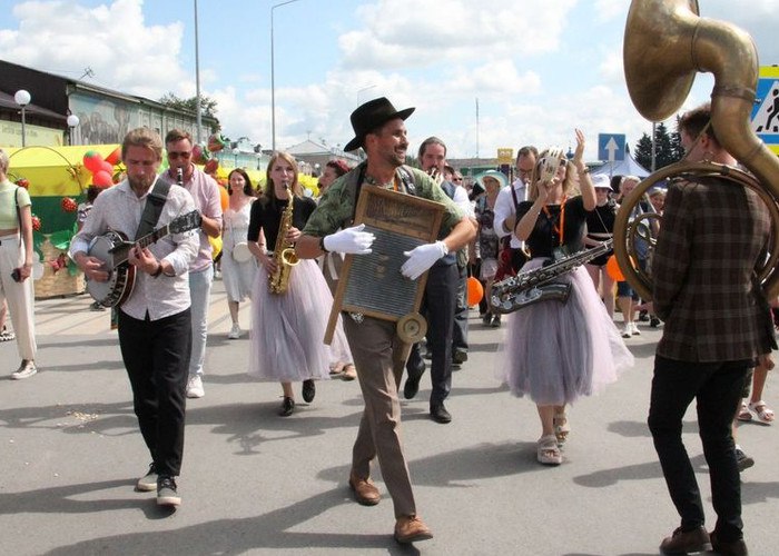 Международный фестиваль джаза UralTerraJazz состоится 9 августа в Камышлове Свердловской области. Смотр соберёт восемьдесят музыкантов из России, Казахстана и Армении.